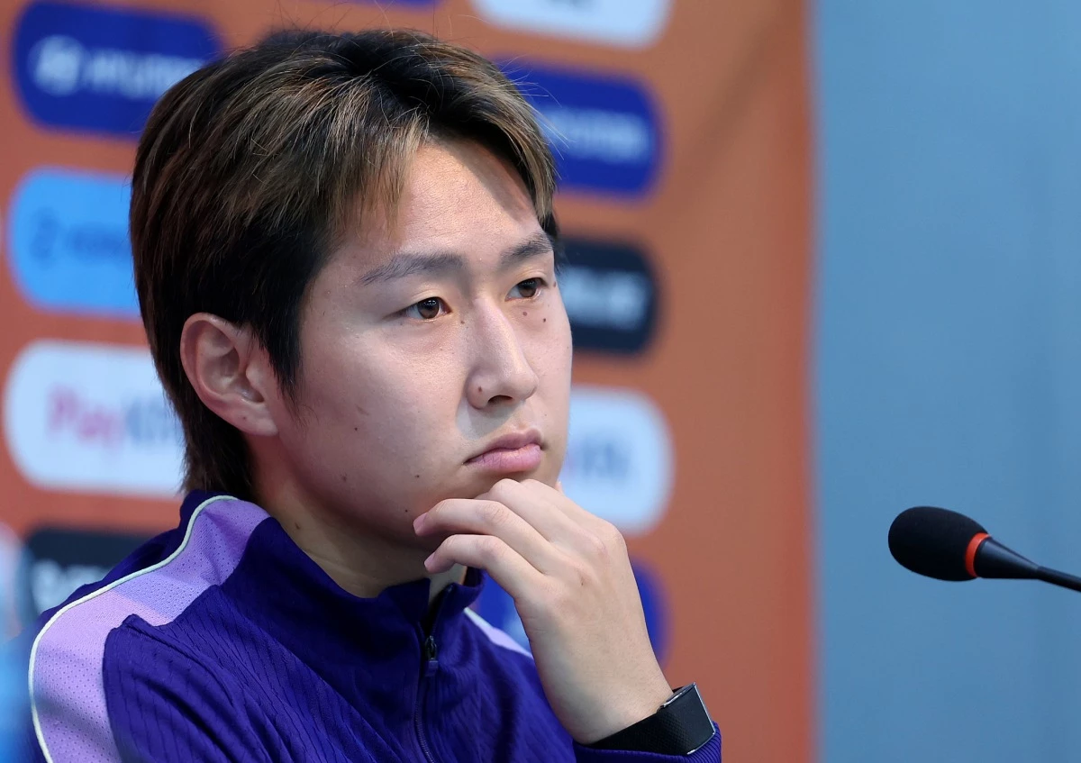 대한민국 축구대표팀 이강인이 우루과이와의 평가전을 하루 앞두고 있던 지난달 27일 서울 마포구 서울월드컵경기장에서 훈련 전 공식 기자회견에 참석해 취재진 질문을 듣고 있다. / 뉴스1