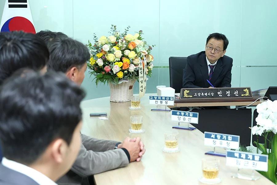 민경선 고양특례시장이 16일 시청 타운미팅실에서 생활폐기물 수집·운반 대행업체 대표들과 청소행정 서비스 개선 방안을 논의하고 있다