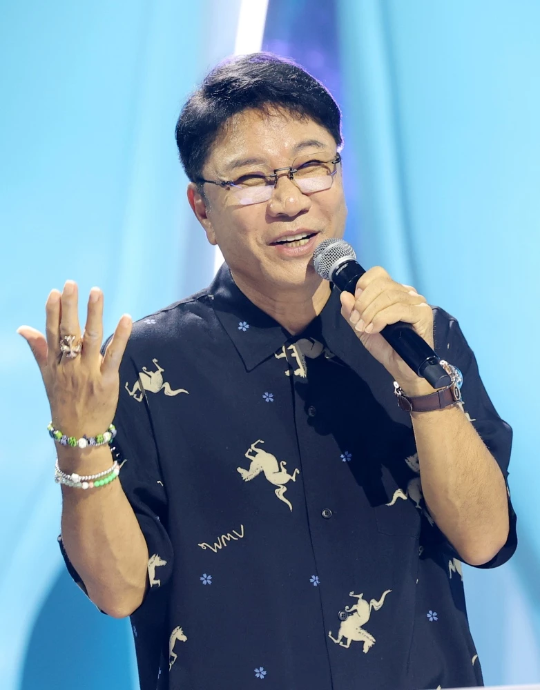 이수만 비저너리 리더 겸 키 프로듀서가 12일 경기 고양시 일산서구 킨텍스에서 열린 데뷔쇼 '웰컴 투 소울라이트 프롬 에이 투 오 소울 에이 투 오 라이트'에서 A2O엔터테인먼트의 방향성과 비전, 엔터 테크 기술을 비롯한 주요 시스템과 콘텐츠 전략을 소개하고 있다. / 뉴스1
