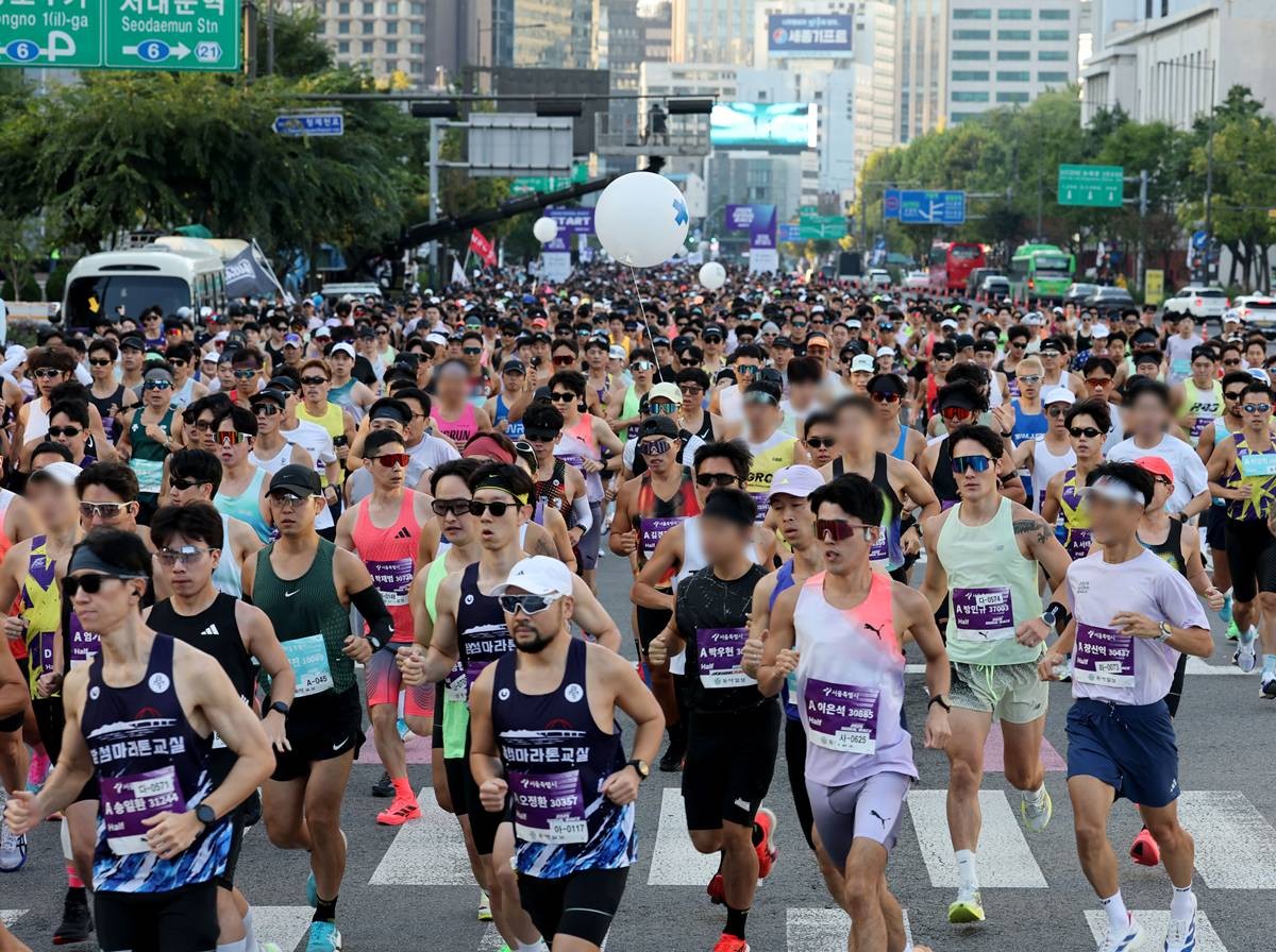 11일 오전 서울 중구 청계광장 앞에서 열린 '2026 서울레이스'에서 참가자들이 힘찬 출발을 하고 있다. 기사 이해를 돕기 위한 자료 사진. 20대 여성 아마추어 러너인 A 씨는 지난 11일 서울에서 열린 ‘2026 서울레이스' 하프코스에 출전했다. 그는 이날 오전 8시 49분쯤 20.6km 지점인 서울 종각역 인근 청계천로에서 쓰러졌다. 결승선까지 500m도 남지 않은 지점이었다. A 씨는 당시 현장 응급조치를 받은 뒤 119 구급차로 의료기관으로 옮겨져 치료받았으나 끝내 숨졌다. / 뉴스1