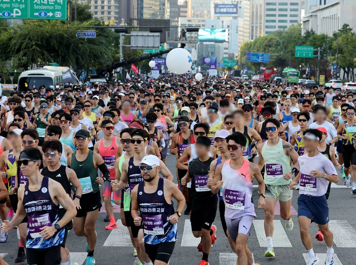 11일 오전 서울 중구 청계광장 앞에서 열린 '2026 서울레이스'에서 참가자들이 힘찬 출발을 하고 있다. 기사 이해를 돕기 위한 자료 사진. 20대 여성 아마추어 러너인 A 씨는 지난 11일 서울에서 열린 ‘2026 서울레이스' 하프코스에 출전했다. 그는 이날 오전 8시 49분쯤 20.6km 지점인 서울 종각역 인근 청계천로에서 쓰러졌다. 결승선까지 500m도 남지 않은 지점이었다. A 씨는 당시 현장 응급조치를 받은 뒤 119 구급차로 의료기관으로 옮겨져 치료받았으나 끝내 숨졌다. / 뉴스1