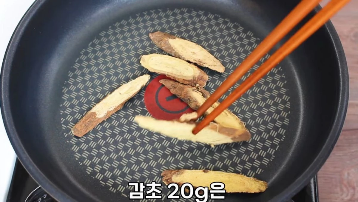 감초를 굽는 모습. / 유튜브 '집밥 korean home cooking'