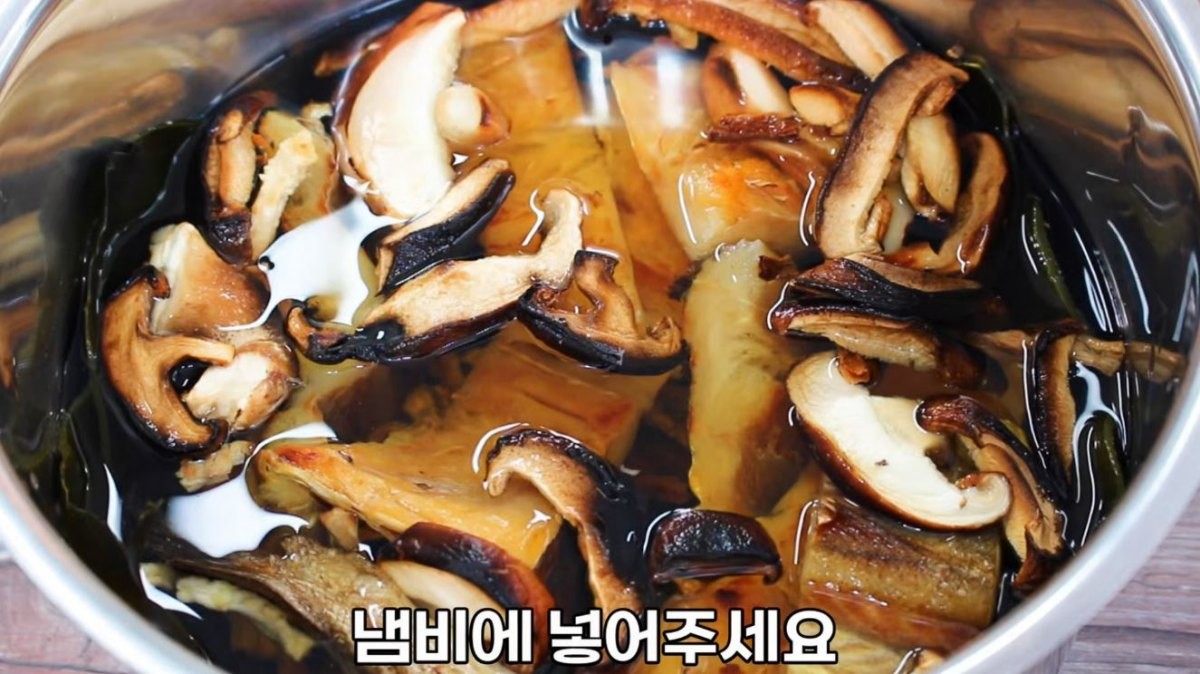 여러 재료가 들어간 김장 육수. / 유튜브 '집밥 korean home cooking'