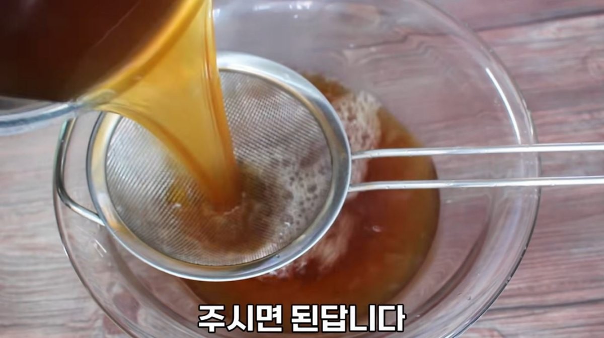 완성된 김장 육수를 체에 거르는 모습. / 유튜브 '집밥 korean home cooking'