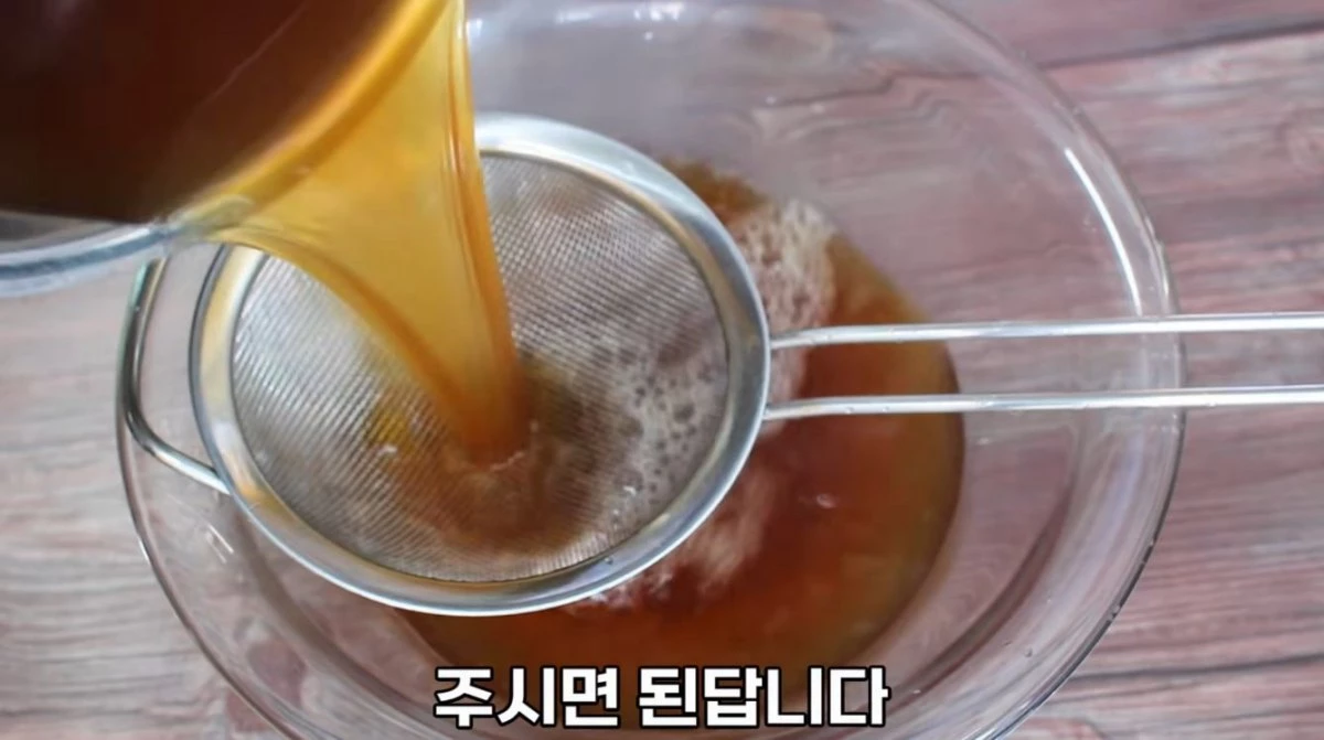 완성된 김장 육수를 체에 거르는 모습. / 유튜브 '집밥 korean home cooking'