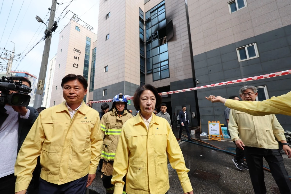 추미애 경기도지사가 16일 화재가 발생한 경기도 부천시 오정구의 한 공장을 찾아 이동하고 있다. 경기도소방재난본부에 따르면 이날 오전 8시 38분께 부천시 오정구 내동의 한 4층짜리 금속부품 도장 공장에서 화재가 발생했으며, 진화에 투입된 소방대원 5명 등 7명이 다쳤다. 이 중 2명은 연기흡입으로 중상을 입어 병상으로 이송됐다. / 뉴스1