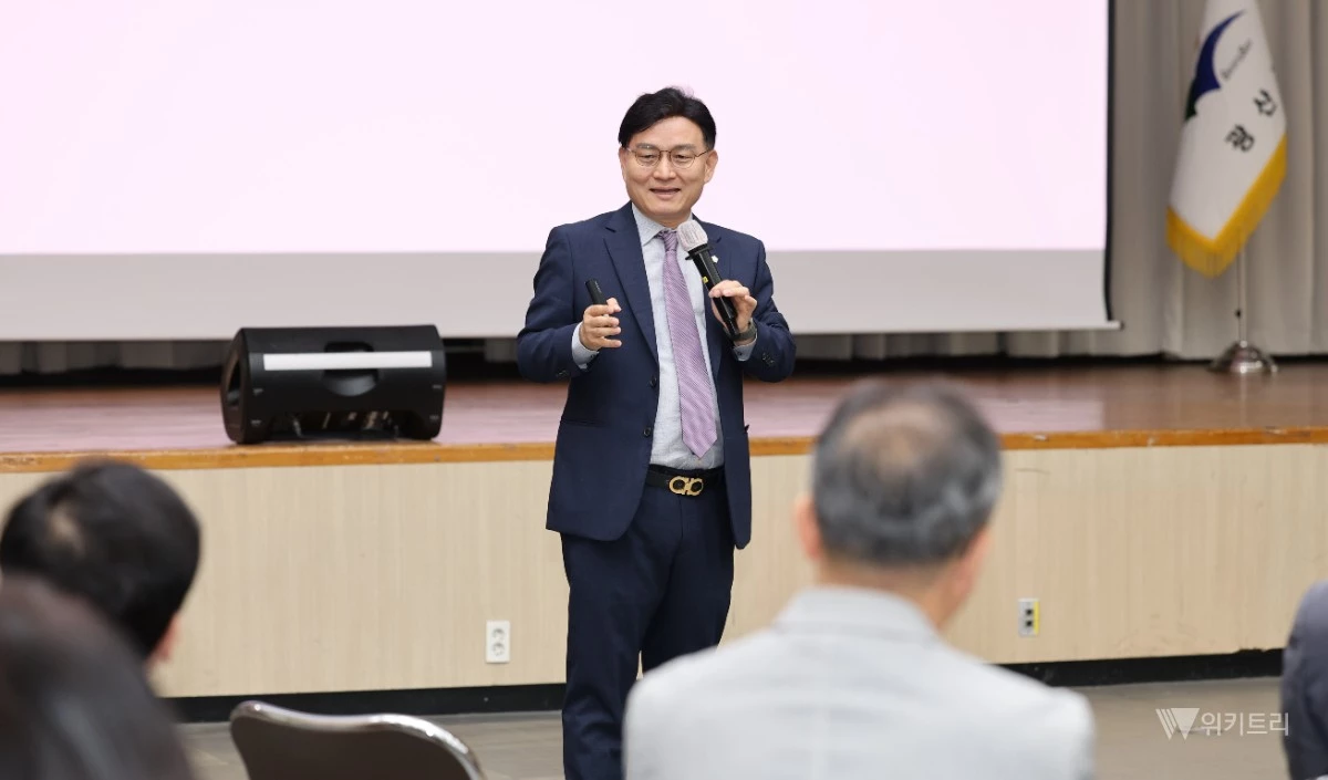 공병철 광산구의회 의장은 지난 16일 광산구청 윤상원홀에서 5급 이상 간부 공무원들과 만나 제10대 광산구의회의 의정 방향을 공유하고, 주요 현안 해결을 위한 적극적인 소통과 협력을 당부했다. / 광산구의회