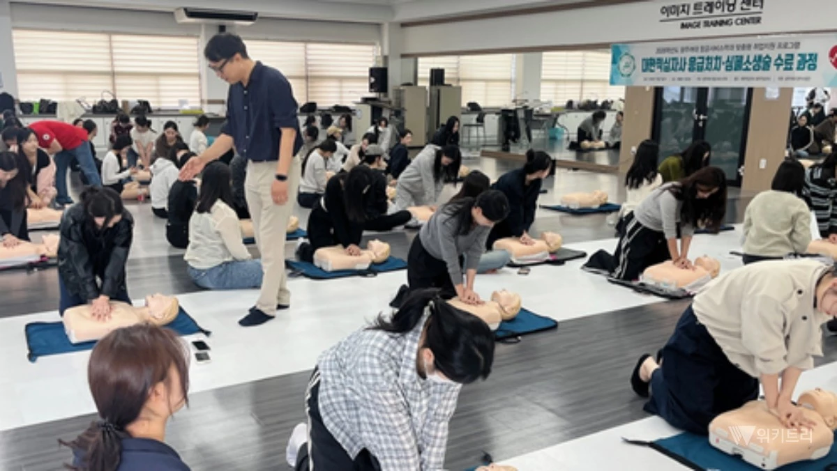 광주여자대학교(총장 이선재) 항공서비스학과는 교내 황룡관에서 재학생 97명을 대상으로 대한적십자사와 연계한 ‘응급처치·심폐소생술 수료 과정’을 운영했다. / 광주여대