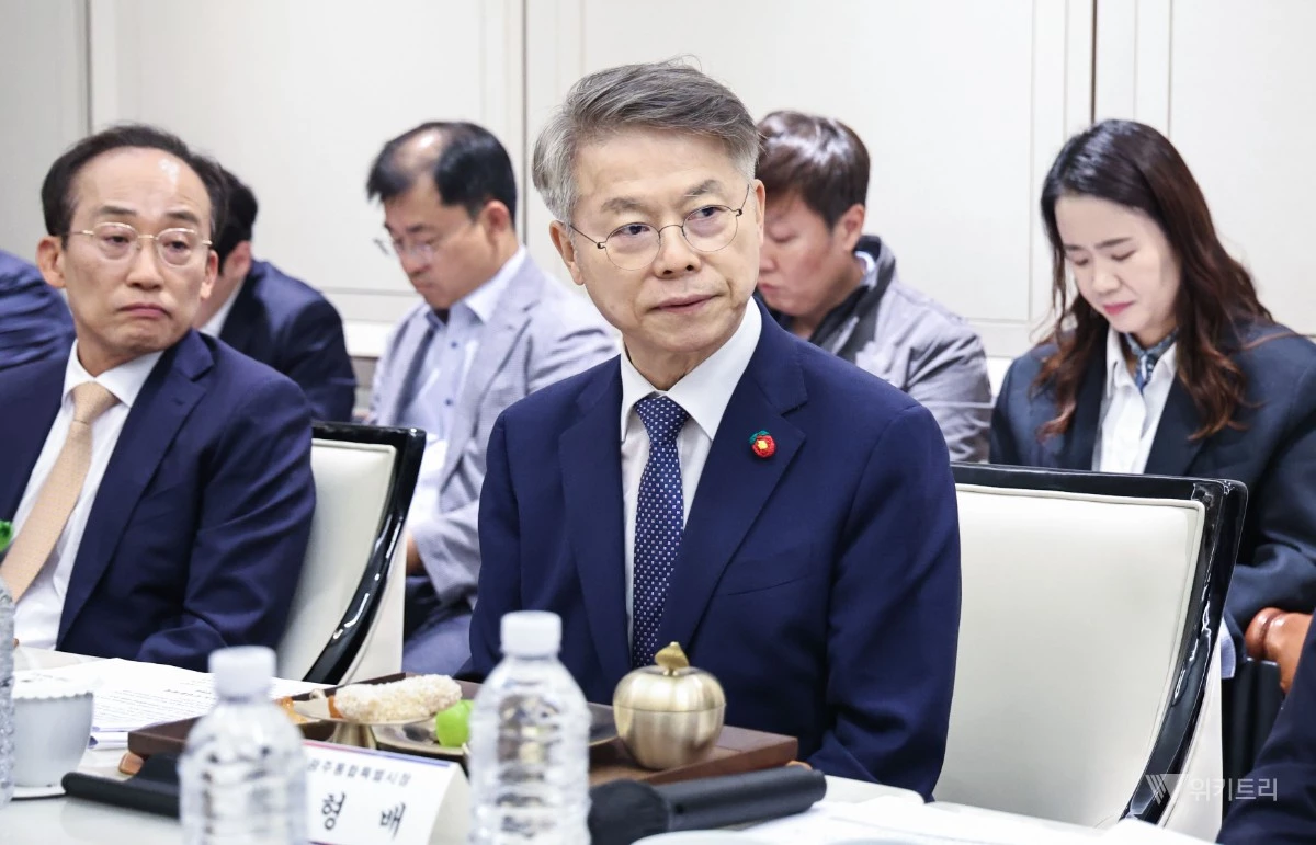 민형배 전남광주통합특별시장이 16일 오후 제주특별자치도에서 열린 '대한민국시도지사협의회 간담회'에 참석해 미래대응기금 도입에 따른 지방재정 안정 및 재정분권 추진을 위한 공동건의문 등을 논의했다./전남광주통합특별시