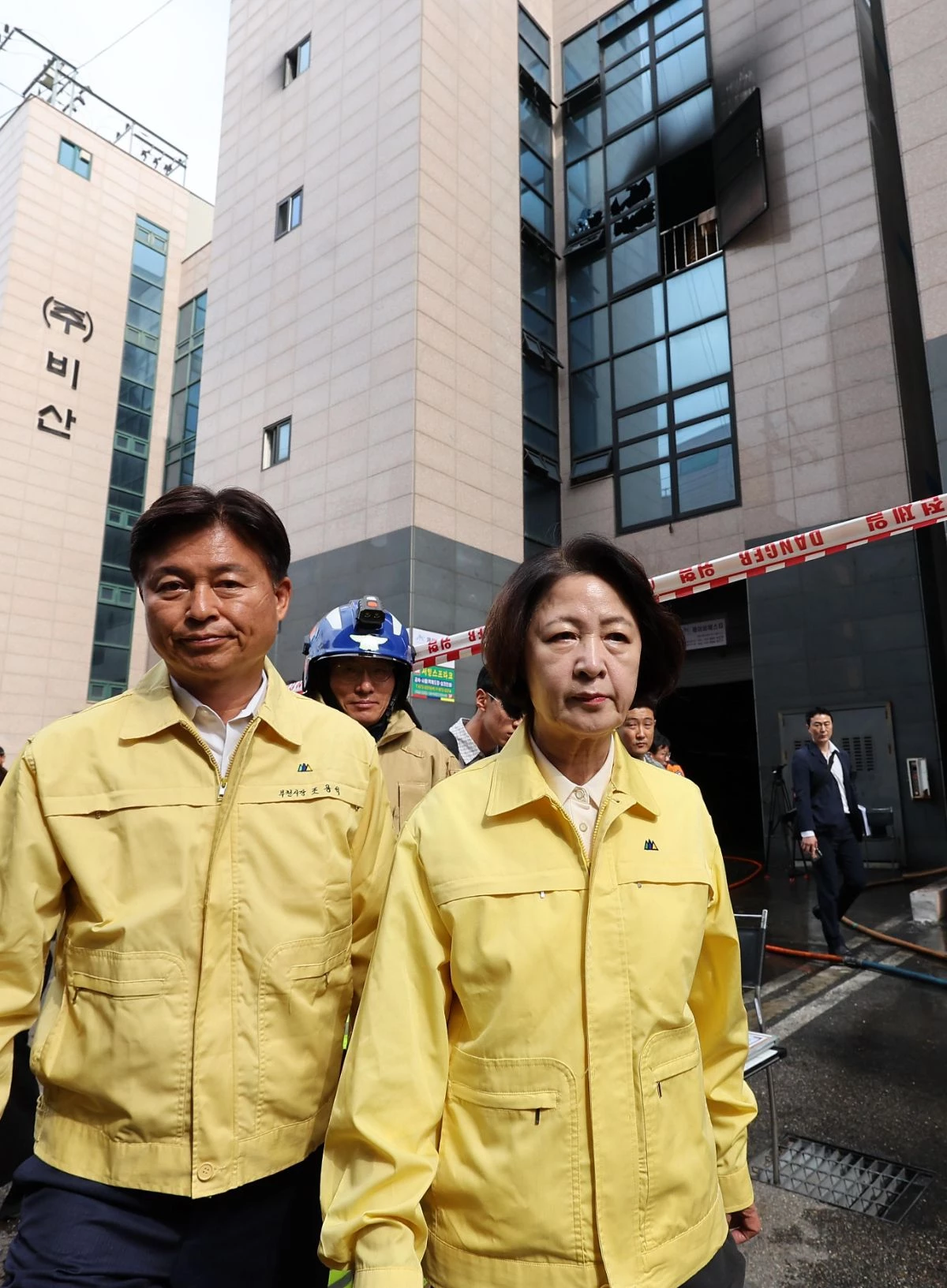 추미애 경기도지사가 16일 화재가 발생한 경기도 부천시 오정구의 한 공장을 찾아 이동하고 있다. 경기도소방재난본부에 따르면 이날 오전 8시 38분께 부천시 오정구 내동의 한 4층짜리 금속부품 도장 공장에서 화재가 발생했으며, 진화에 투입된 소방대원 5명 등 7명이 다쳤다. 이 중 2명은 연기흡입으로 중상을 입어 병상으로 이송됐다.  / 뉴스1