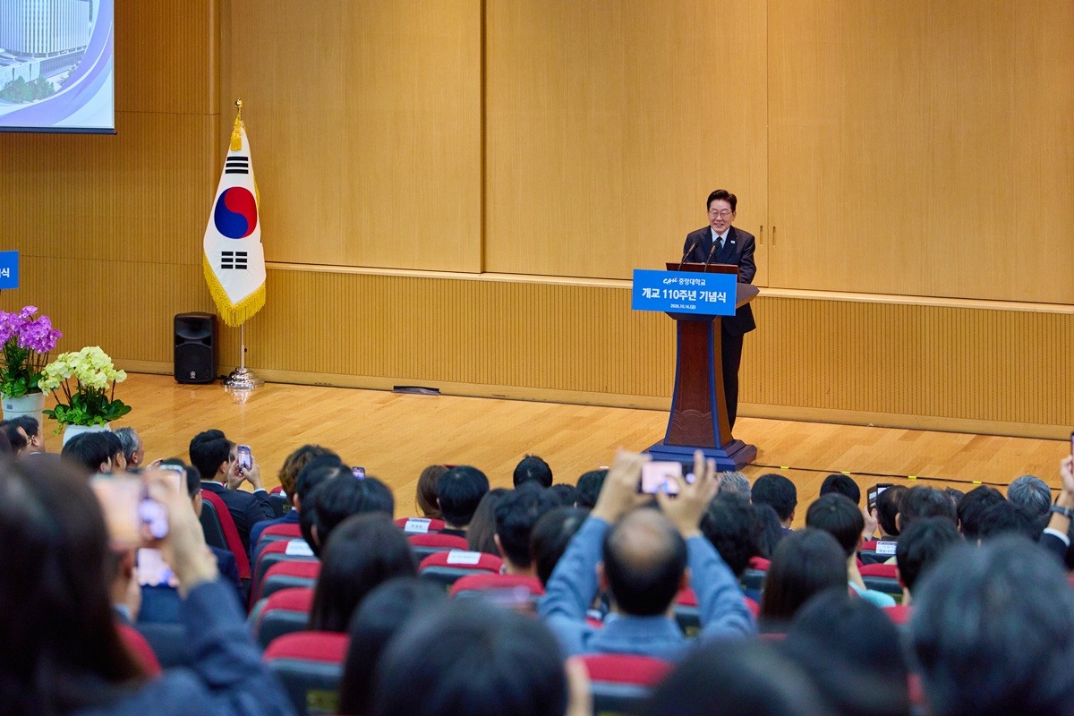 이재명 대통령이 16일 서울 동작구 중앙대학교에서 열린 개교 110주년 기념식에서 축사하고 있다. 이 대통령은 이날 기념식 축사에서 대학 시절 알게 된 5·18민주화운동의 진실과 캠퍼스에서 경험한 배움·연대의 가치가 자신의 삶을 바꾼 소중한 밑거름이 됐다고 회고했다고 강 수석대변인이 전했다. 이 대통령은 '대학 시절을 돌아보니 참으로 귀하고 소중한 시절이었다'라며 중앙대 학생들을 향해 '시간이 곧 삶이자 생명인 만큼 가지고 있는 시간을 귀히 여기라'라고 당부했다. 그러면서 '의에 죽고, 참에 사는 의혈 중앙 여러분, 응원하고 사랑합니다'라는 말로 축사를 마무리했다. / 청와대 제공