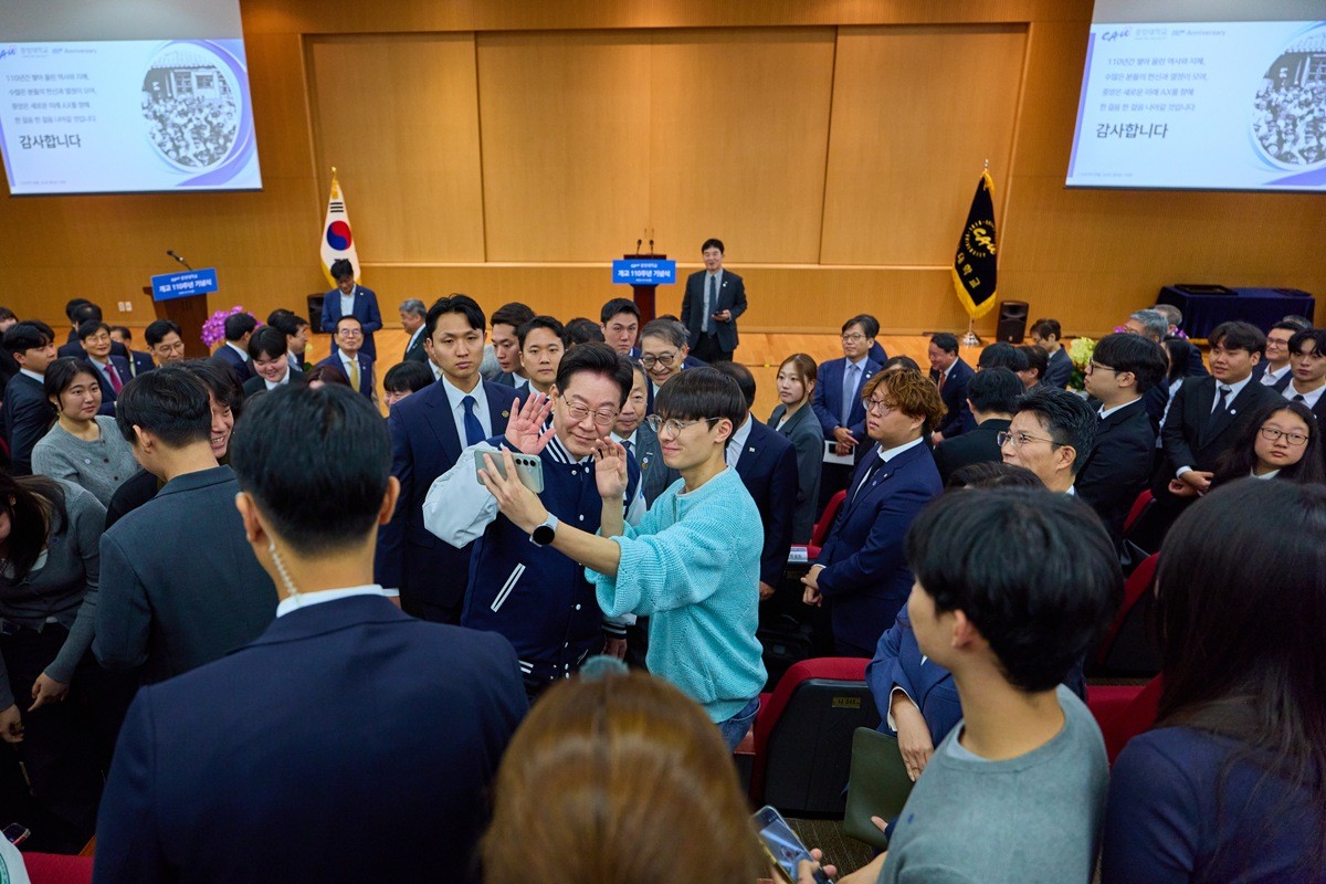 이재명 대통령이 16일 서울 동작구 중앙대학교에서 개교 110주년 기념식을 마친 후 학생들과 기념촬영을 하고 있다. 이 대통령은 이날 기념식 축사에서 대학 시절 알게 된 5·18민주화운동의 진실과 캠퍼스에서 경험한 배움·연대의 가치가 자신의 삶을 바꾼 소중한 밑거름이 됐다고 회고했다고 강 수석대변인이 전했다. 이 대통령은 '대학 시절을 돌아보니 참으로 귀하고 소중한 시절이었다'라며 중앙대 학생들을 향해 '시간이 곧 삶이자 생명인 만큼 가지고 있는 시간을 귀히 여기라'라고 당부했다. 그러면서 '의에 죽고, 참에 사는 의혈 중앙 여러분, 응원하고 사랑합니다'라는 말로 축사를 마무리했다. / 청와대 제공