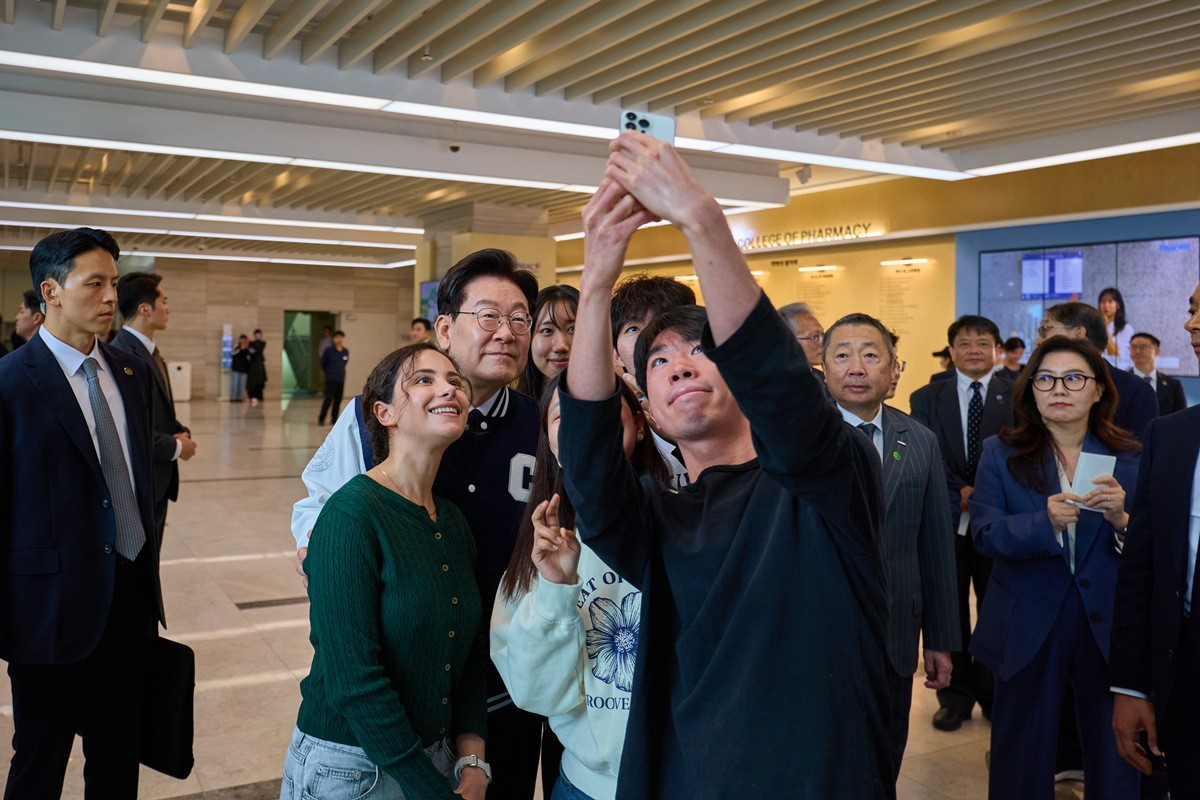 이재명 대통령이 16일 서울 동작구 중앙대학교에서 개교 110주년 기념식을 마친 후 학생들과 기념촬영을 하고 있다. 이 대통령은 이날 기념식 축사에서 대학 시절 알게 된 5·18민주화운동의 진실과 캠퍼스에서 경험한 배움·연대의 가치가 자신의 삶을 바꾼 소중한 밑거름이 됐다고 회고했다고 강 수석대변인이 전했다. 이 대통령은 '대학 시절을 돌아보니 참으로 귀하고 소중한 시절이었다'라며 중앙대 학생들을 향해 '시간이 곧 삶이자 생명인 만큼 가지고 있는 시간을 귀히 여기라'라고 당부했다. 그러면서 '의에 죽고, 참에 사는 의혈 중앙 여러분, 응원하고 사랑합니다'라는 말로 축사를 마무리했다. / 청와대 제공