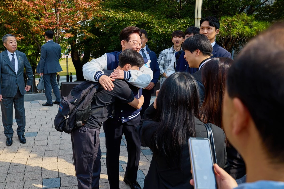 이재명 대통령이 16일 서울 동작구 중앙대학교에서 개교 110주년 기념식을 마친 후 학생들과 인사하고 있다. 이 대통령은 이날 기념식 축사에서 대학 시절 알게 된 5·18민주화운동의 진실과 캠퍼스에서 경험한 배움·연대의 가치가 자신의 삶을 바꾼 소중한 밑거름이 됐다고 회고했다고 강 수석대변인이 전했다. 이 대통령은 '대학 시절을 돌아보니 참으로 귀하고 소중한 시절이었다'라며 중앙대 학생들을 향해 '시간이 곧 삶이자 생명인 만큼 가지고 있는 시간을 귀히 여기라'라고 당부했다. 그러면서 '의에 죽고, 참에 사는 의혈 중앙 여러분, 응원하고 사랑합니다'라는 말로 축사를 마무리했다. / 청와대 제공