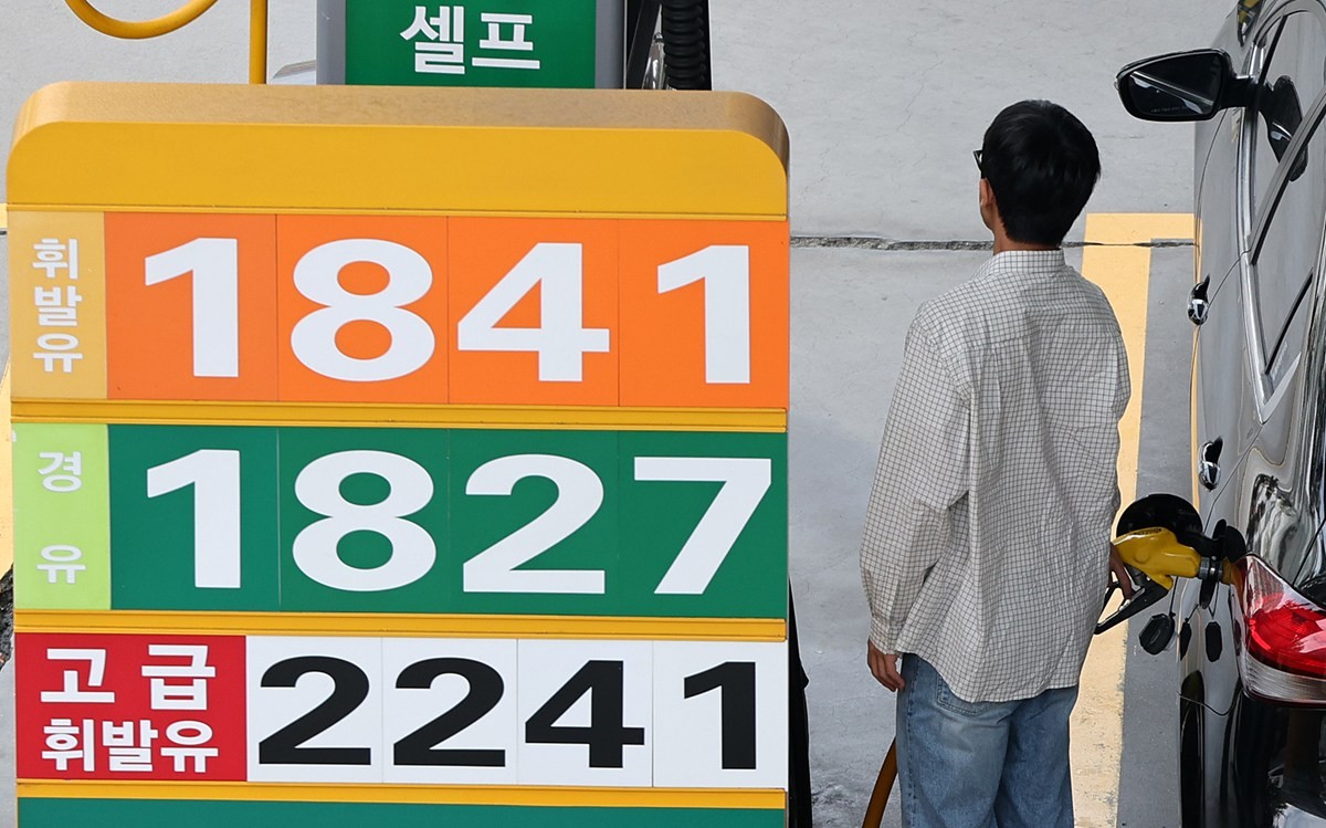 서울 시내 한 주유소에 표시된 유가 정보. 기사 이해를 돕기 위한 자료 사진. 전국 주유소 기름값이 지난주보다 소폭 내리며 22주 연속 하락세를 보였다. 토요일인 17일 한국석유공사 유가정보시스템 오피넷에 따르면 10월 둘째 주 전국 주유소 휘발유 평균 판매 가격은 지난주보다 1리터당 0.9원 내린 1856.6원이었다. 전국 주유소 경유 평균 판매 가격은 전주와 비교해 0.5원 내린 1842.8원을 기록했다. / 뉴스1