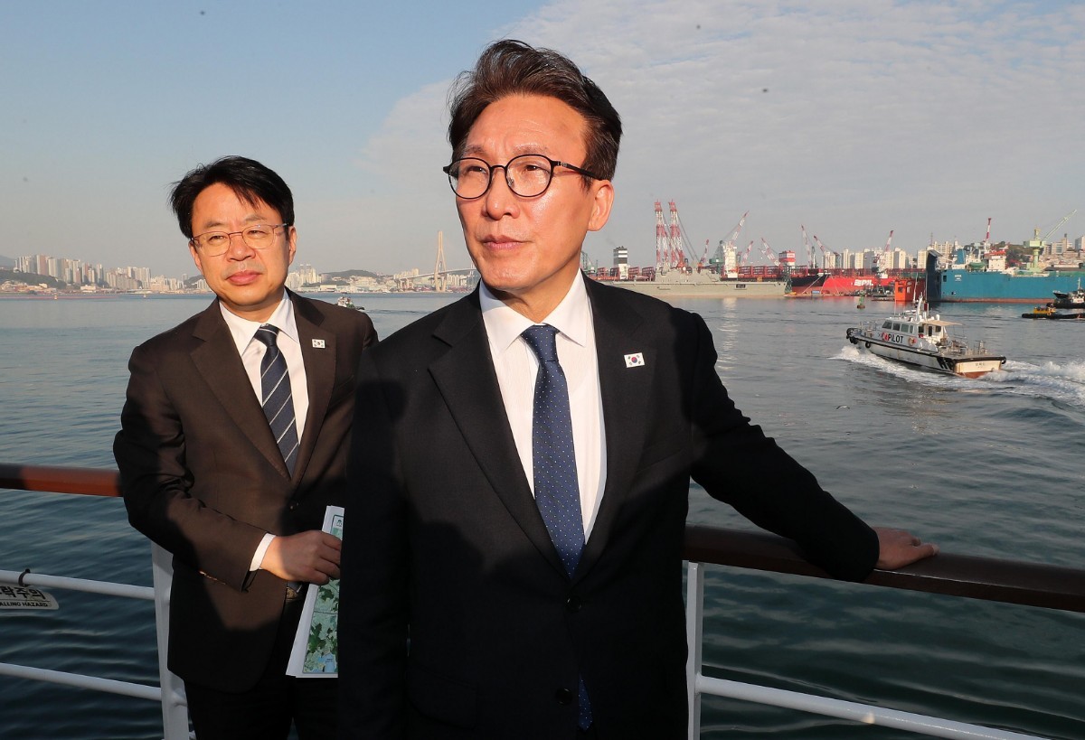 김민석 더불어민주당 대표가 16일 부산항만공사 항만안내선에 올라 부산항 물류 현장을 둘러보고 있다. / 뉴스1