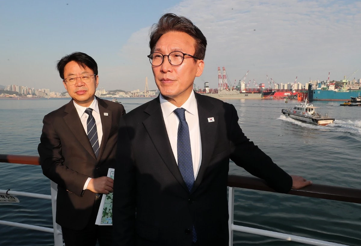 김민석 더불어민주당 대표가 16일 부산항만공사 항만안내선에 올라 부산항 물류 현장을 둘러보고 있다. / 뉴스1
