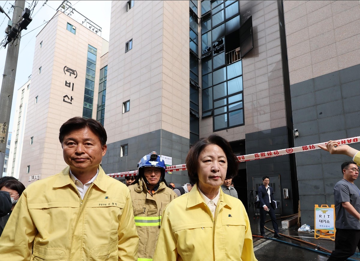 "추미애, 보증금 12억 호화 관사에 살며 억대 관용차 몰면서..."