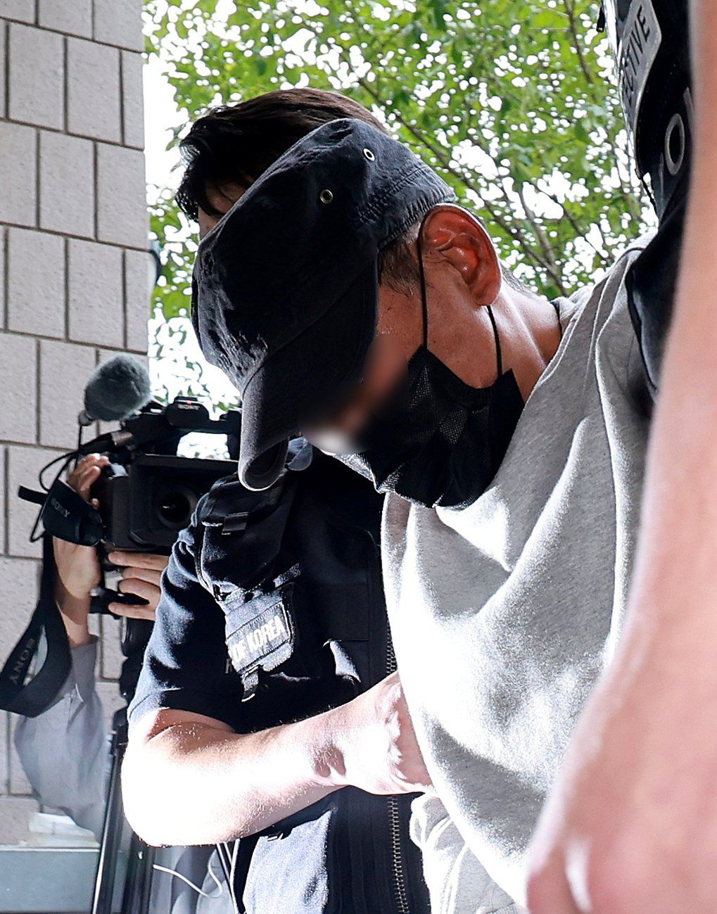 인천 구월동 상가에서 흉기 난동을 벌여 10명을 다치게 한 최충락 씨가 16일 인천 미추홀구 인천지방법원에서 열린 구속 전 피의자 심문(영장실질심사)에 출석하고 있다. / 뉴스1