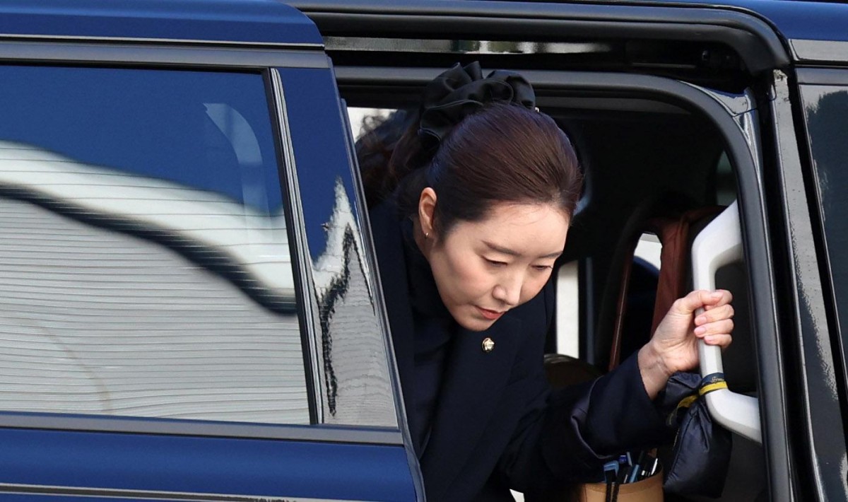 공천 헌금 1억원을 수수한 혐의로 기소된 강선우 무소속 의원이 14일 서울 서초구 서울중앙지방법원에서 열린 1심 선고 공판에 출석하고 있다. / 뉴스1 (공동취재)