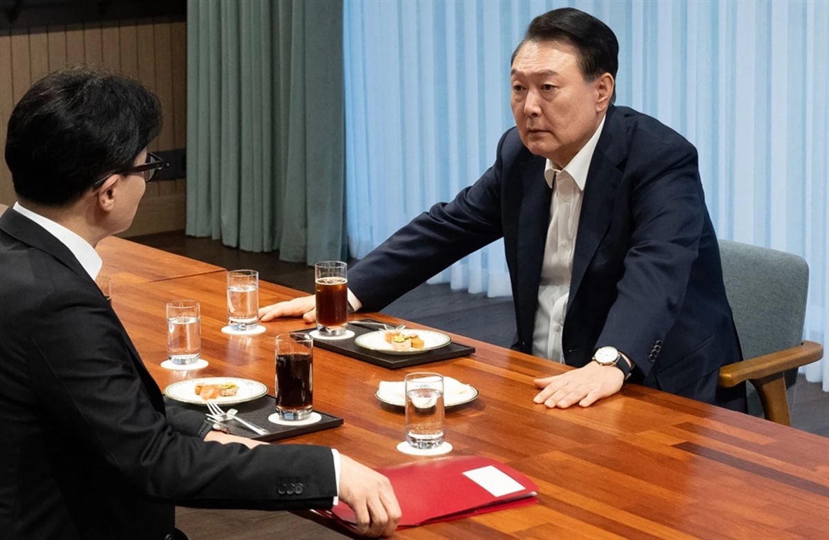 2024년 10월 21일 당시 윤석열 대통령이 서울 용산 대통령실 앞 파인그라스에서 한동훈 국민의힘 대표를 만나 대화하고 있다. / 대통령실