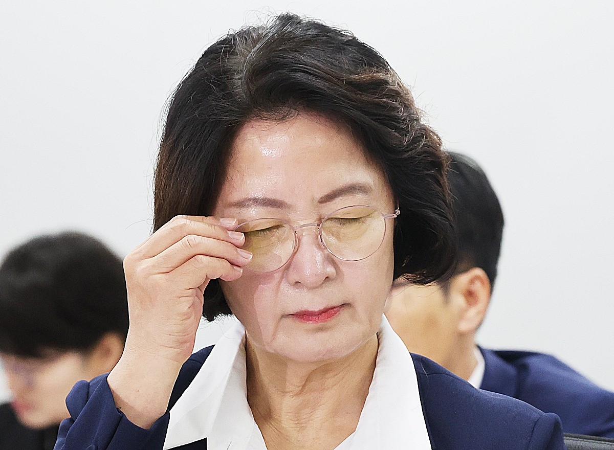 추미애 경기도지사. 기사 이해를 돕기 위한 자료 사진. 추 지사는 부천 공장 화재 진압에 나섰던 김진석 소방위가 순직한 데 대해 '참담하고 비통한 마음을 금할 길이 없다'라며 깊은 애도를 표했다. 추 지사는 17일 오전 페이스북에 올린 글에서 '누군가의 생명을 구하기 위해 자신의 위험을 감수했던 고인의 용기와 헌신을 결코 잊지 않겠다'라며 이렇게 추모했다. / 연합뉴스