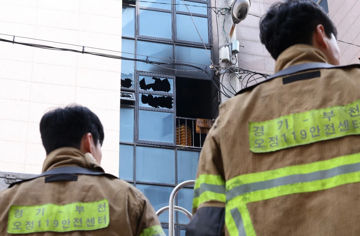 16일 경기도 부천시 오정구의 한 공장에 화재가 발생해 소방당국이 화재 현장을 살펴보고 있다. / 뉴스1