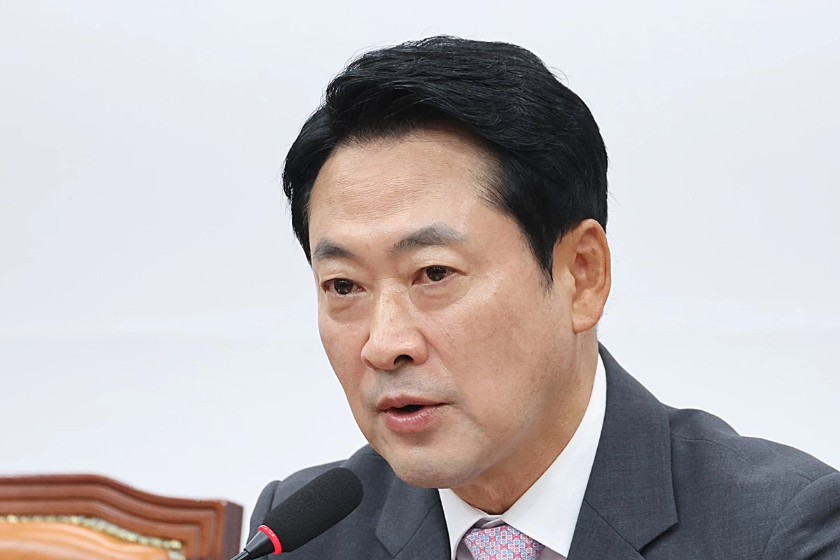 장동혁 국민의힘 대표가 12일 서울 여의도 국회에서 열린 최고위원회의에서 발언하고 있다. 기사 이해를 돕기 위한 자료 사진. 장 대표는 '소방 재정 빨대' 발언으로 논란을 일으킨 추 지사를 강하게 비판했다. 장 대표는 '추미애 경기도지사, 아직도 ‘재정 빨대’ 망언을 사과하지 않고 있다. 소방관의 순직 앞에, 등 돌린 소방관의 눈물 앞에, 죄책감조차 느끼지 않는가?'라며 '그런 인식으로는 소방관 안전도, 국민 안전도 지킬 수 없다'라고 질타했다. / 뉴스1