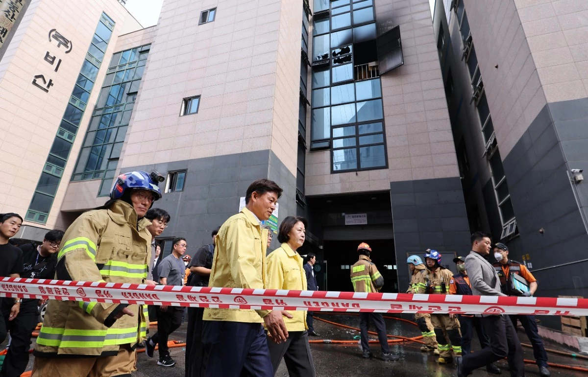 추미애 경기도지사가 16일 화재가 발생한 경기도 부천시 오정구의 한 공장을 찾아 이동하고 있다. 경기도소방재난본부에 따르면 이날 오전 8시 38분께 부천시 오정구 내동의 한 4층짜리 금속부품 도장 공장에서 화재가 발생했으며, 진화에 투입된 소방대원 5명 등 7명이 다쳤다. 이 중 2명은 연기흡입으로 중상을 입어 병상으로 이송됐다. / 뉴스1