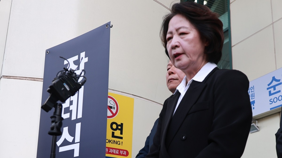 추미애 경기도지사가 17일 경기도 부천 공장 화재로 순직한 고(故) 김진석 소방위의 순천향대 부천병원 빈소 앞에서 발언하고 있다. / 연합뉴스