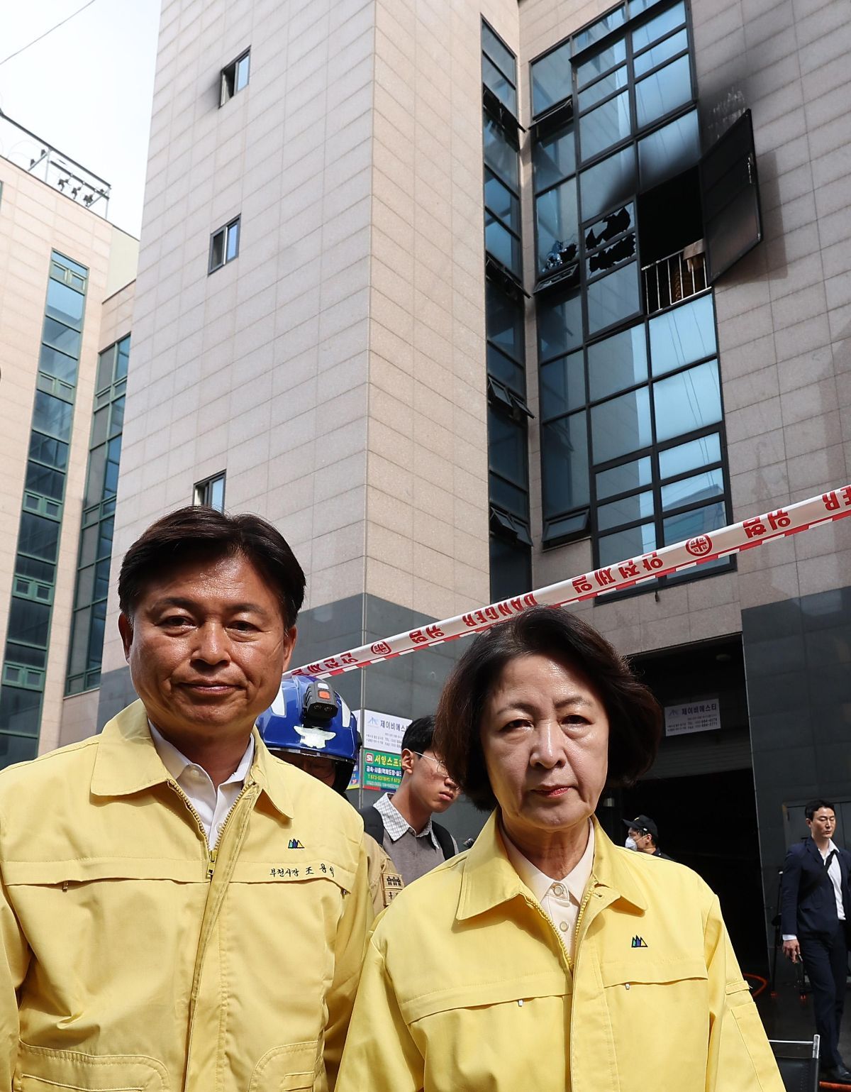 추미애 경기도지사가 16일 화재가 발생한 경기도 부천시 오정구의 한 공장을 찾아 이동하고 있다. 경기도소방재난본부에 따르면 이날 오전 8시 38분께 부천시 오정구 내동의 한 4층짜리 금속부품 도장 공장에서 화재가 발생했으며, 진화에 투입된 소방대원 5명 등 7명이 다쳤다. 이 중 2명은 연기흡입으로 중상을 입어 병상으로 이송됐다. / 뉴스1
