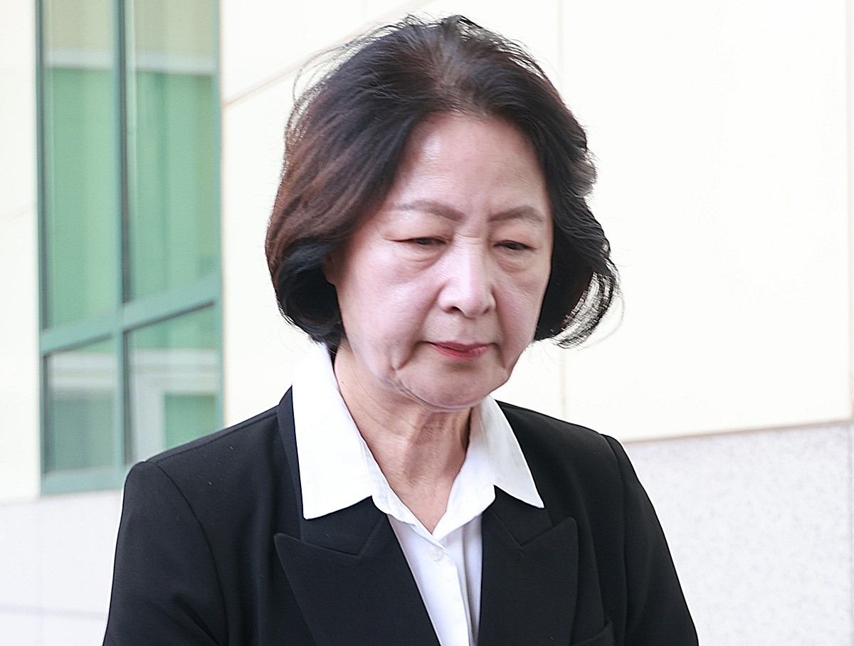 추미애 경기도지사가 17일 경기도 부천 공장 화재로 순직한 김진석 소방관의 빈소 조문을 마치고 나오고 있다. 추 지사는 '(말이) 제 의도와 다르게 전달됐다면 깊은 유감의 말씀을 드리고 마음을 다해 사과드리겠다'라고 밝혔다. / 연합뉴스