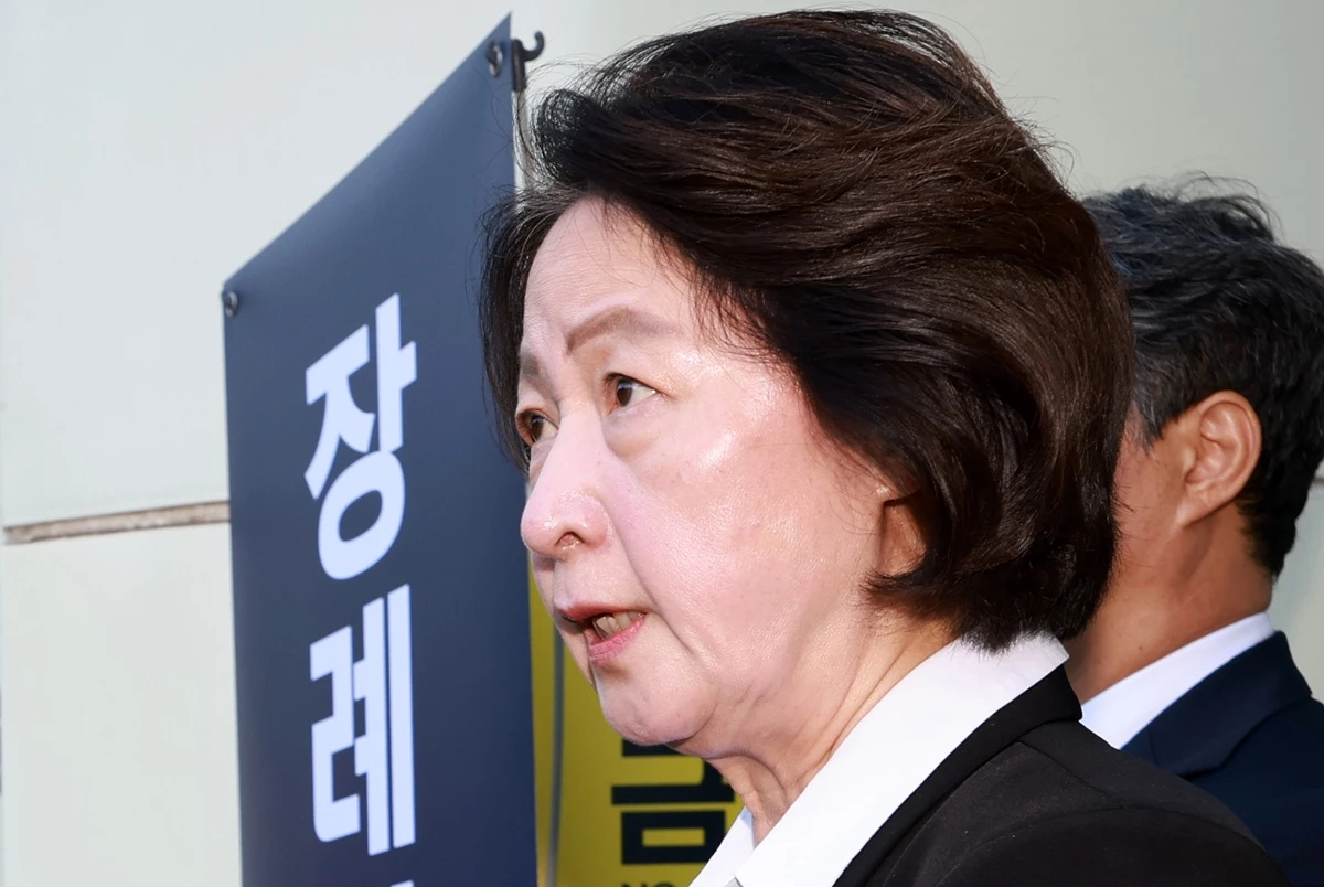 추미애 경기도지사가 17일 경기 부천시 순천향대학교 병원 장례식장에서 부천 도장공장 화재 사망 소방관의 조문을 마친 뒤 기자회견을 하고 있다. 추 지사는 '(말이) 제 의도와 다르게 전달됐다면 깊은 유감의 말씀을 드리고 마음을 다해 사과드리겠다'라고 밝혔다. / 뉴스1