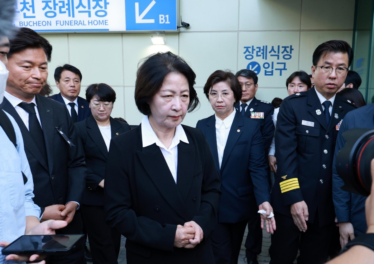 추미애 경기도지사가 17일 경기 부천시 순천향대학교 병원 장례식장에서 부천 도장공장 화재 사망 소방관의 조문을 마친 뒤 장례식장을 나서고 있다. / 뉴스1
