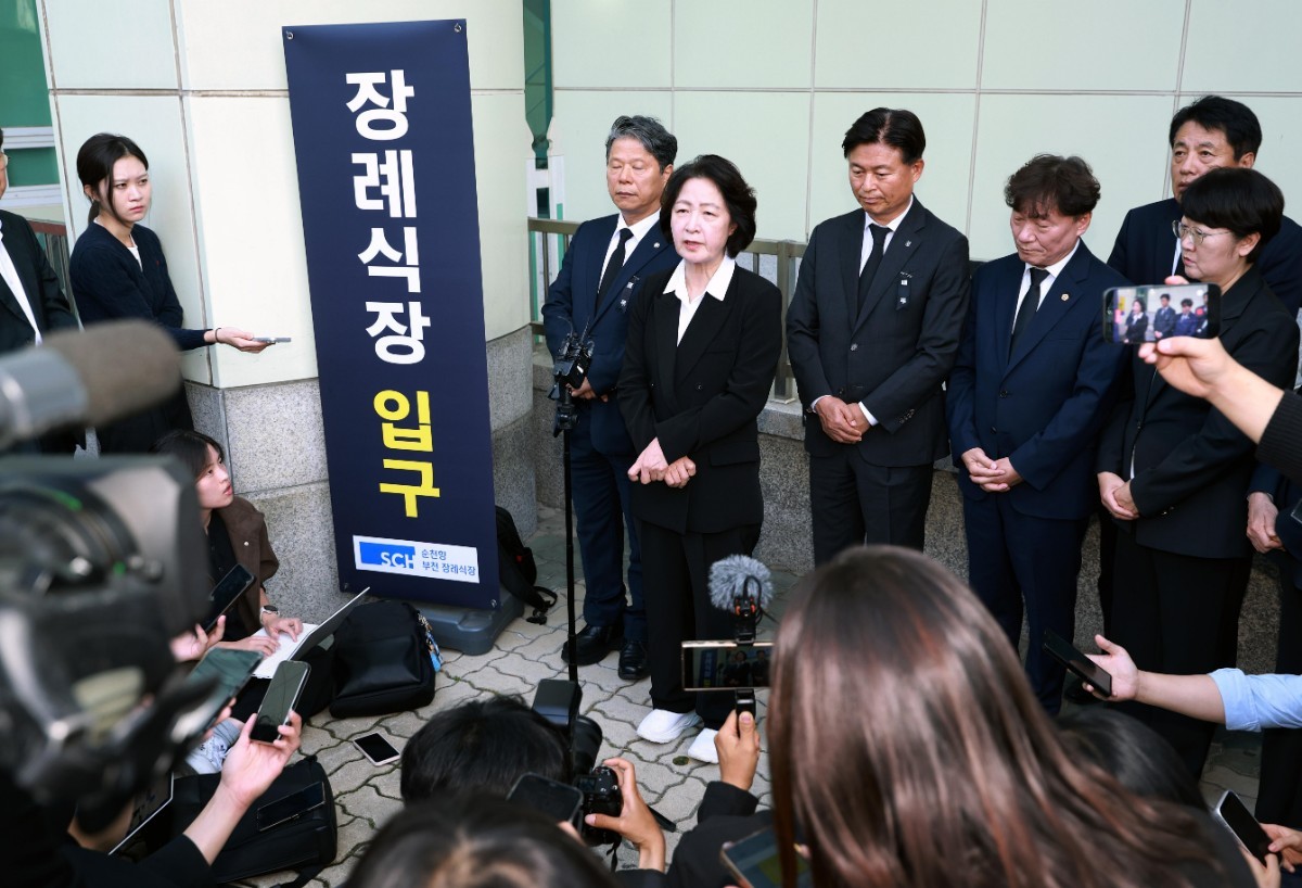 추미애 경기도지사가 17일 경기 부천시 순천향대학교 병원 장례식장에서 부천 도장공장 화재 사망 소방관의 조문을 마친 뒤 기자회견을 하고 있다. / 뉴스1
