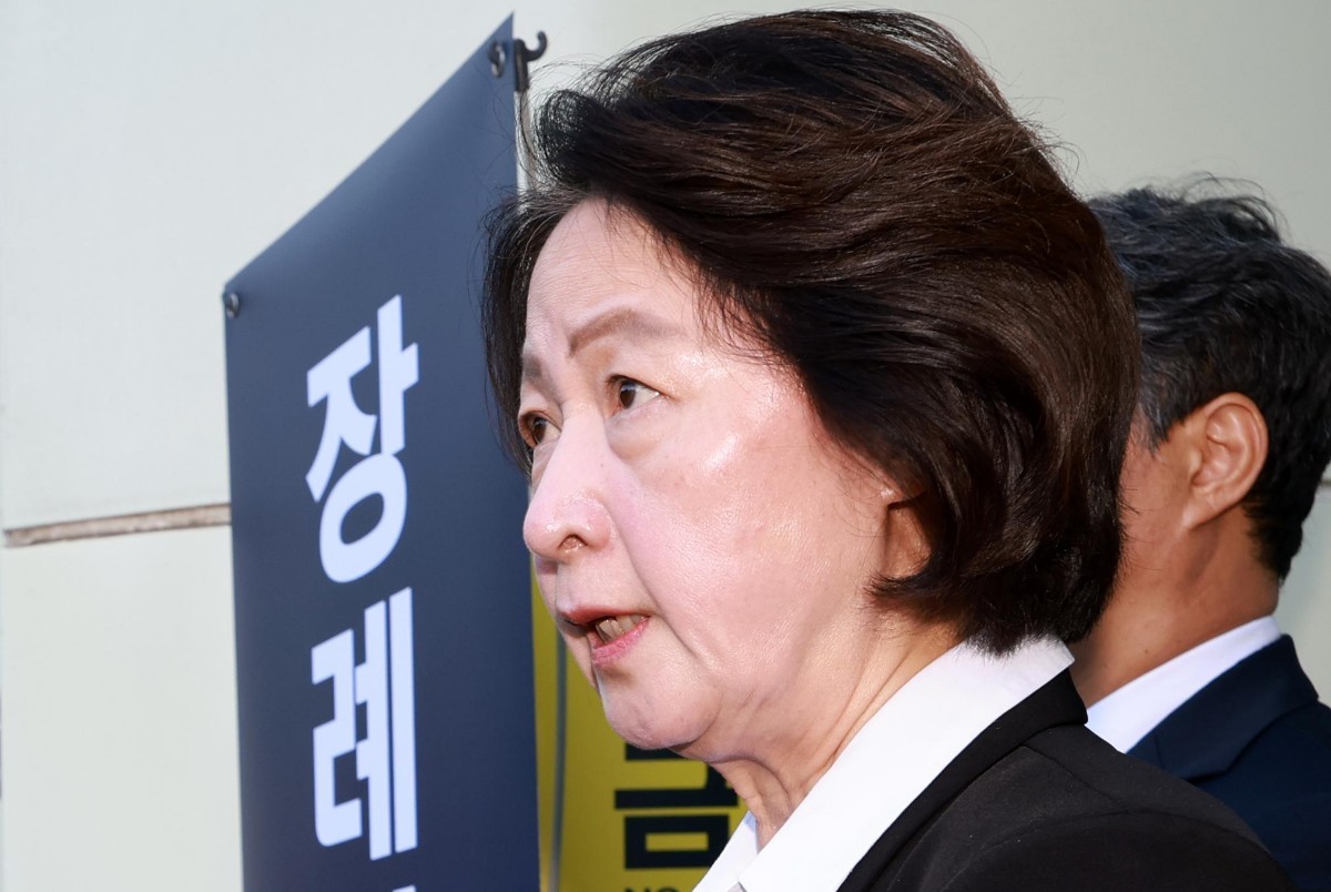 추미애 경기도지사가 17일 경기 부천시 순천향대학교 병원 장례식장에서 부천 도장공장 화재 사망 소방관의 조문을 마친 뒤 기자회견을 하고 있다. / 뉴스1