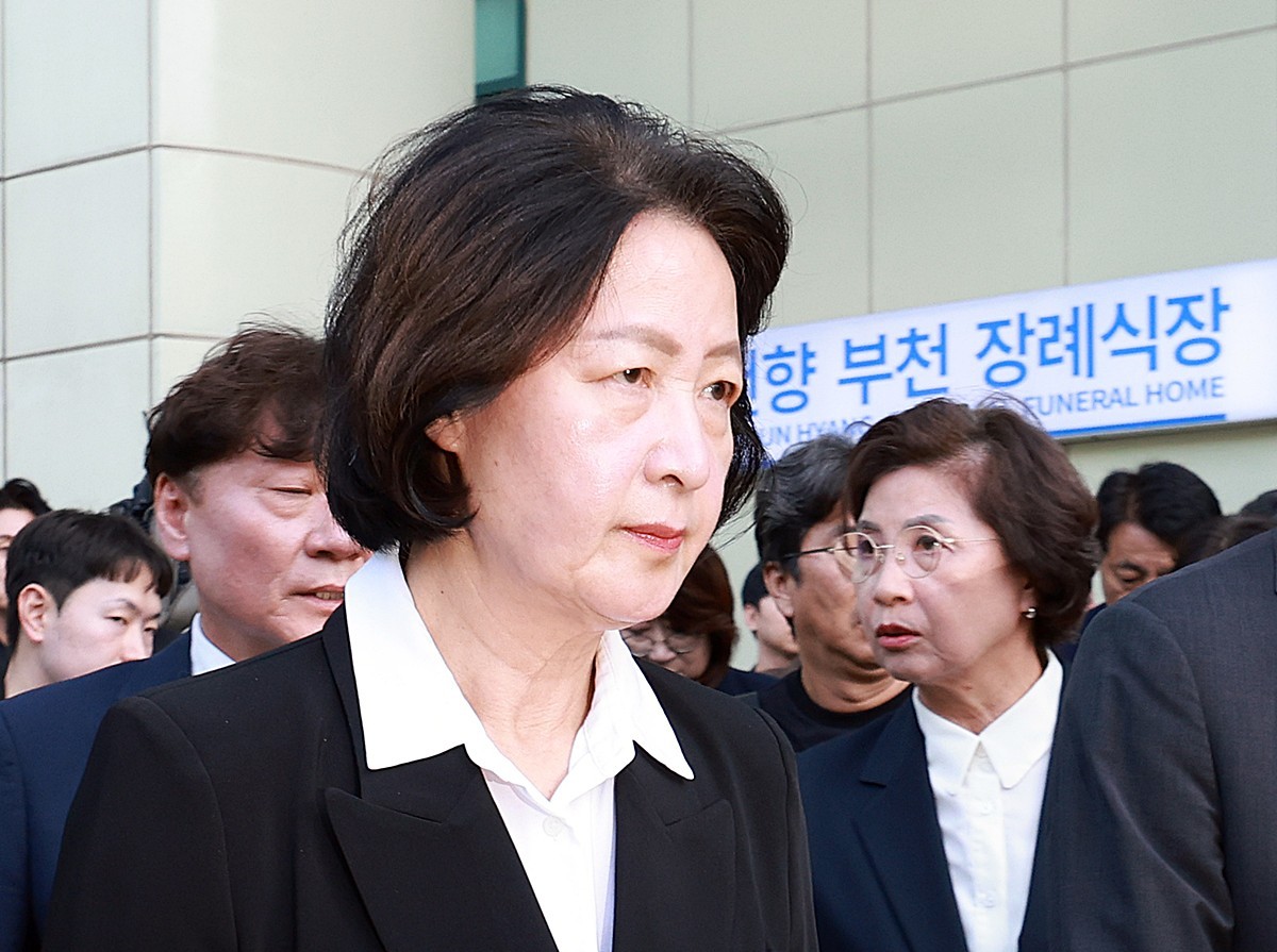 추미애 경기도지사가 17일 경기 부천시 순천향대학교 병원 장례식장에서 부천 공장 화재 순직 소방관의 조문을 마친 뒤 장례식장을 나서고 있다. 추 지사는 이날 빈소를 조문하는 과정에서 일부 소방관과 유족의 항의를 받은 것으로 전해졌다. 추 지사는 이날 빈소를 조문한 뒤 취재진에게 '(말이) 제 의도와 다르게 전달됐다면 깊은 유감의 말씀을 드리고 마음을 다해 사과드리겠다'라고 밝혔다. 추 지사는 '어제(16일) 화재 현장에서도 사과 발언을 요구하셨지만 이 자리는 부적절하다는 취지로 '묻지 말아달라' 한 것'이라며 '사과의 말을 할 수 없다는 건 아니었다'라고도 해명했다. / 뉴스1