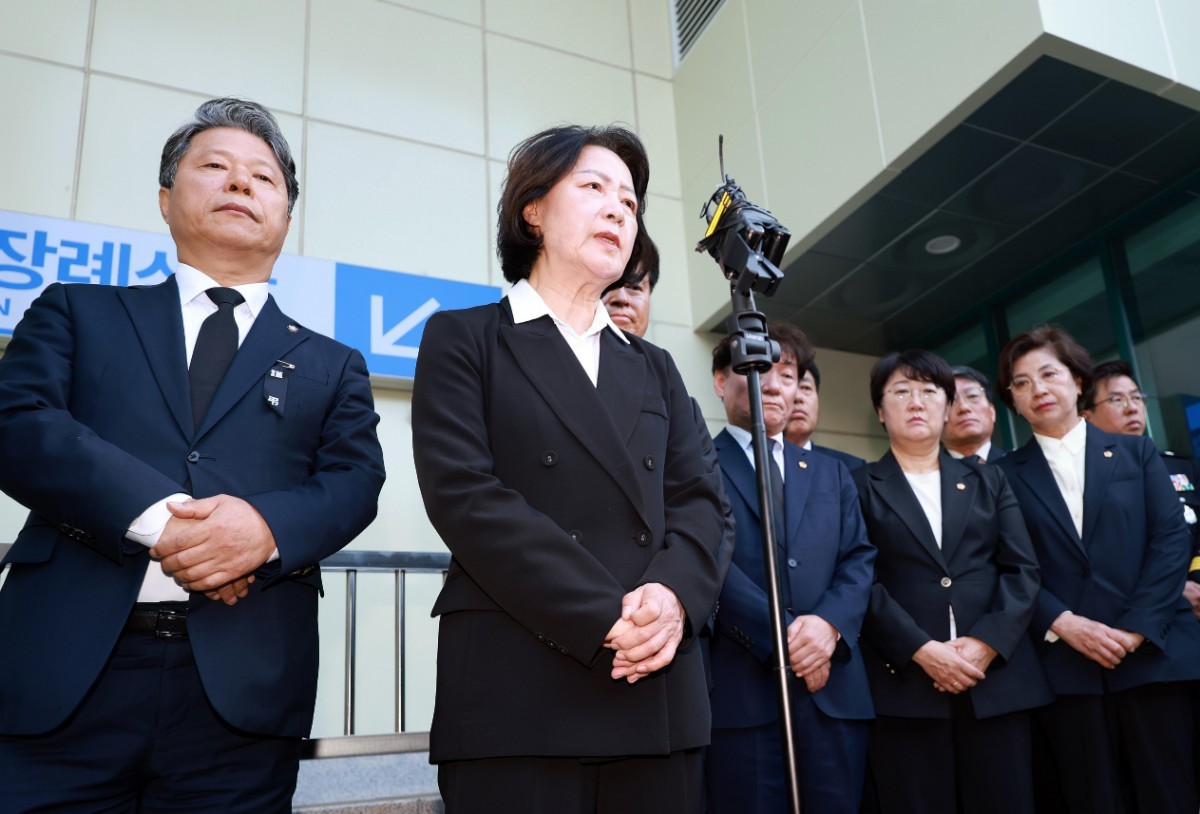 추미애 경기도지사가 17일 경기 부천시 순천향대학교 병원 장례식장에서 부천 도장공장 화재 사망 소방관의 조문을 마친 뒤 기자회견을 하고 있다. / 뉴스1