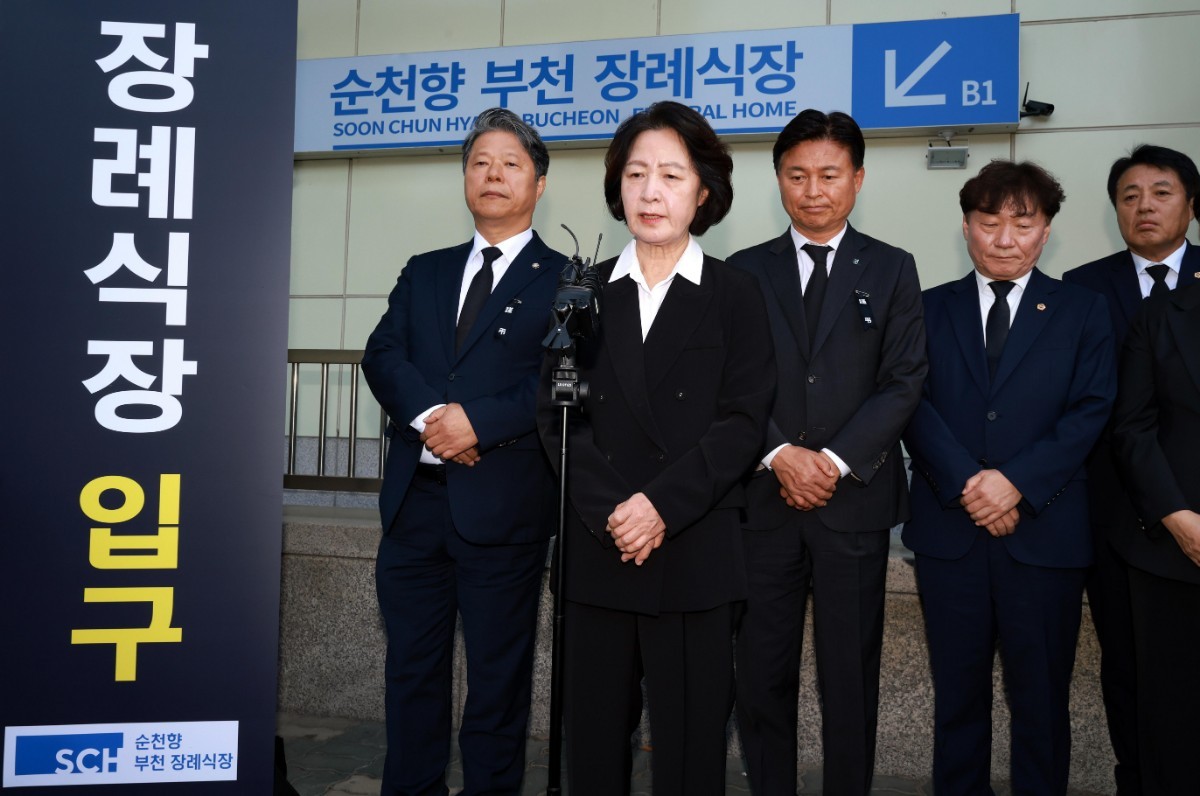추미애 경기도지사가 17일 경기 부천시 순천향대학교 병원 장례식장에서 부천 도장공장 화재 사망 소방관의 조문을 마친 뒤 기자회견을 하고 있다. / 뉴스1
