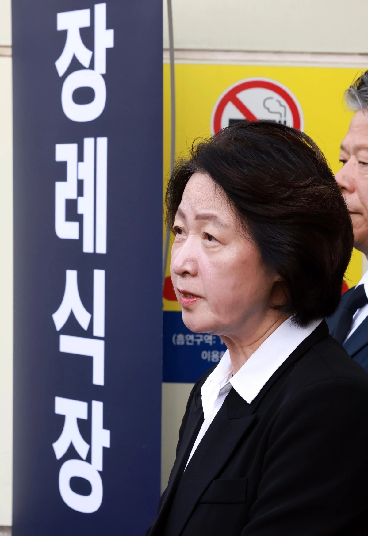 추미애 경기도지사가 17일 경기 부천시 순천향대학교 병원 장례식장에서 부천 도장공장 화재 사망 소방관의 조문을 마친 뒤 기자회견을 하고 있다. / 뉴스1