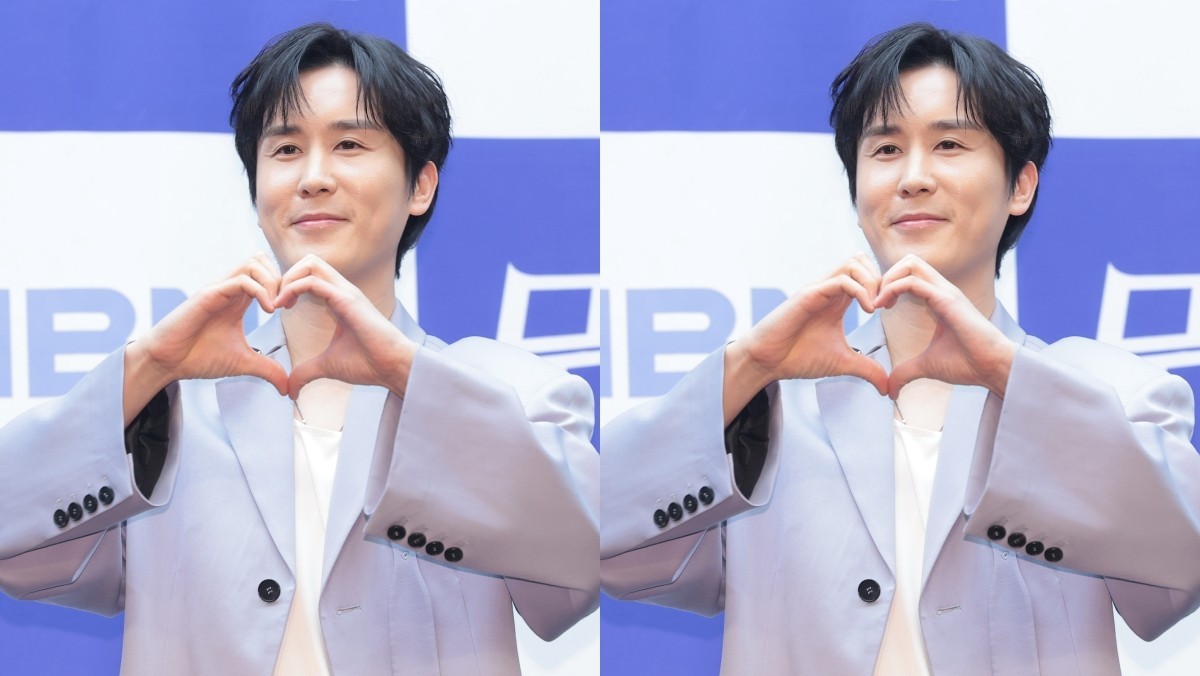 가수 신유가 2026년 2월 25일 서울 마포구 스탠포드호텔에서 열린 MBN 트롯 오디션 '무명전설-트롯 사내들의 서열전쟁'은 제작발표회에서 포즈를 취하고 있다. '무명전설'은 99인의 도전자들이 단 하나의 왕좌를 차지하기 위해 모든 것을 걸고 맞붙는 초대형 트롯 서바이벌이다. / 뉴스1