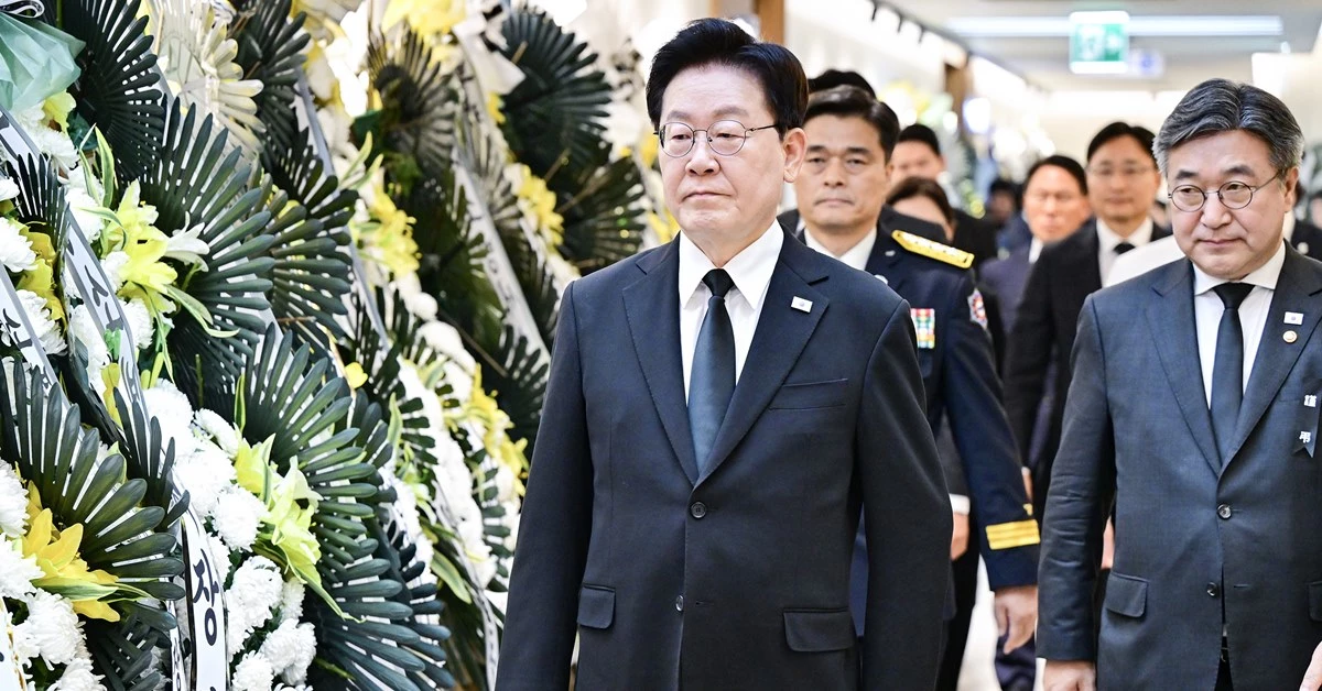 이재명 대통령이 17일 경기도 부천 공장 화재 현장에서 순직한 고(故) 김진석 소방위의 빈소를 조문하고 있다. / 연합뉴스-청와대통신사진기자단