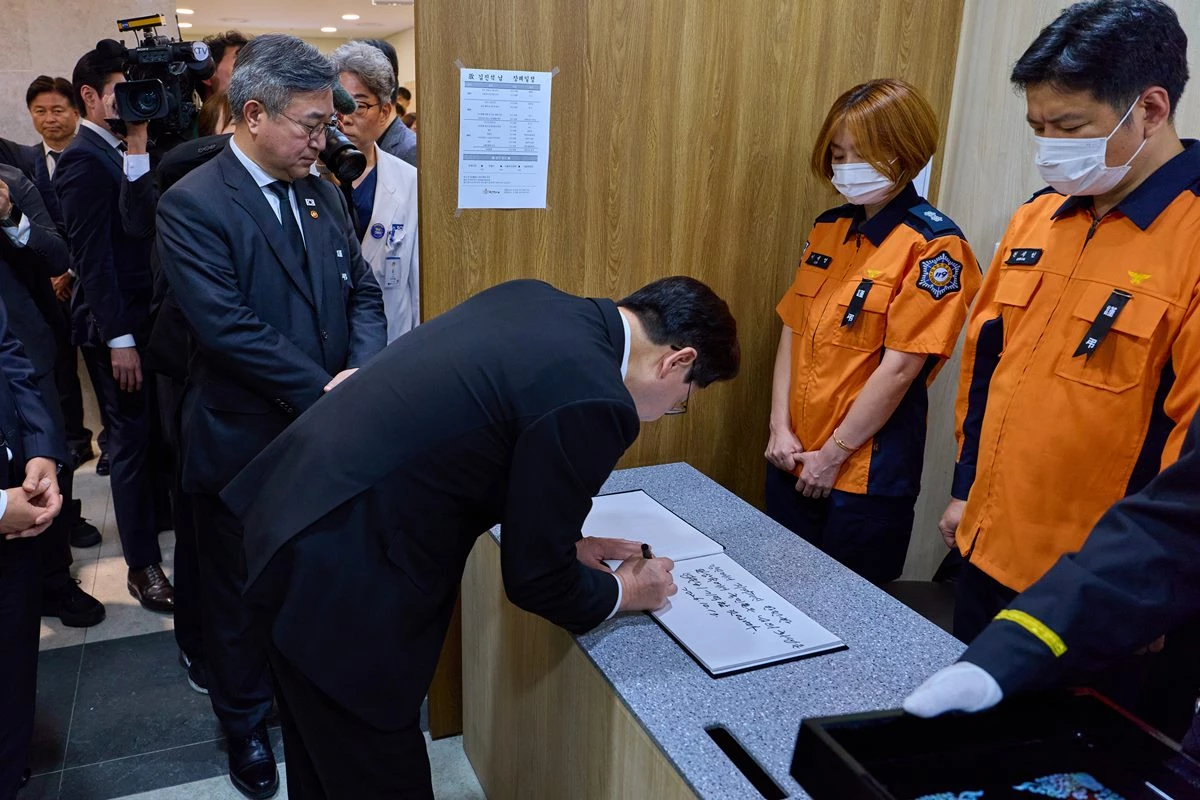 이재명 대통령이 17일 경기 부천시 순천향대학교 병원 장례식장에 마련된 부천 공장 화재 순직 소방대원의 빈소를 찾아 방명록을 작성하고 있다. / 뉴스1-청와대