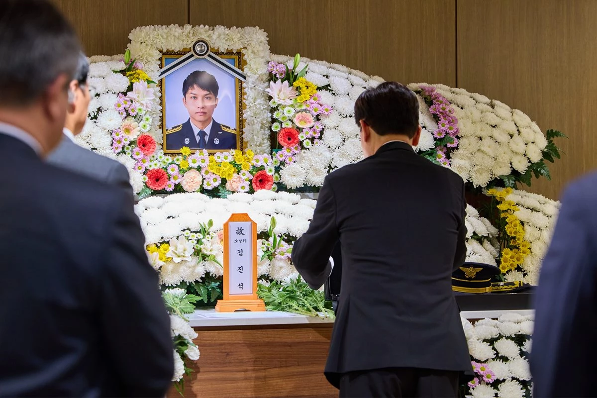 이재명 대통령이 17일 경기 부천시 순천향대학교 병원 장례식장에 마련된 부천 공장 화재 순직 소방대원의 빈소를 조문하고 있다. / 뉴스1-청와대