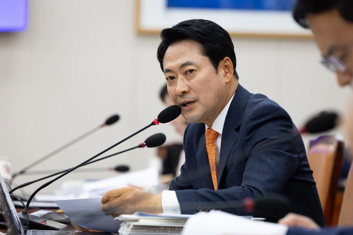 장동혁 국민의힘 대표가 16일 서울 여의도 국회에서 열린 교육위원회의 서울대학교 등에 대한 국정감사에서 유홍림 서울대학교 총장에게 질의하고 있다. / 뉴스1