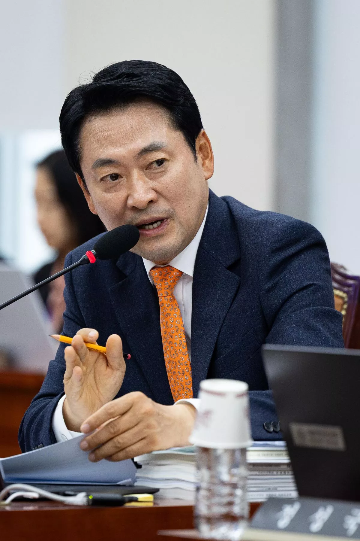 장동혁 국민의힘 대표가 16일 서울 여의도 국회에서 열린 교육위원회의 서울대학교 등에 대한 국정감사에서 유홍림 서울대학교 총장에게 질의하고 있다. / 뉴스1