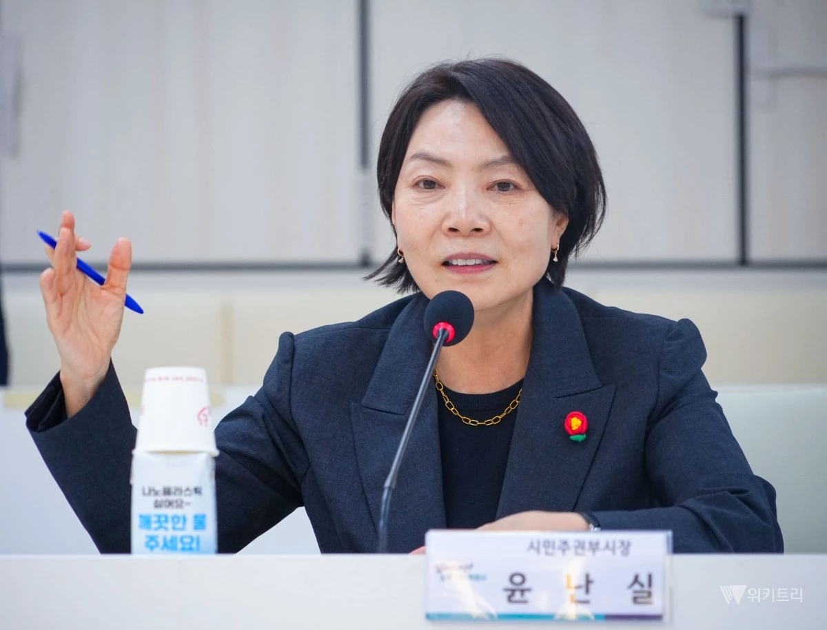 윤난실 전남광주통합특별시 시민주권부시장이 16일 오후 광주청사 중회의실에서 열린 '시민주권 공론화 체계 구축 정책간담회'에 참석해 시민주권분야 전문가 등과 공론화 추진방향과 운영방안 등을 논의하고 있다./전남광주통합특별시