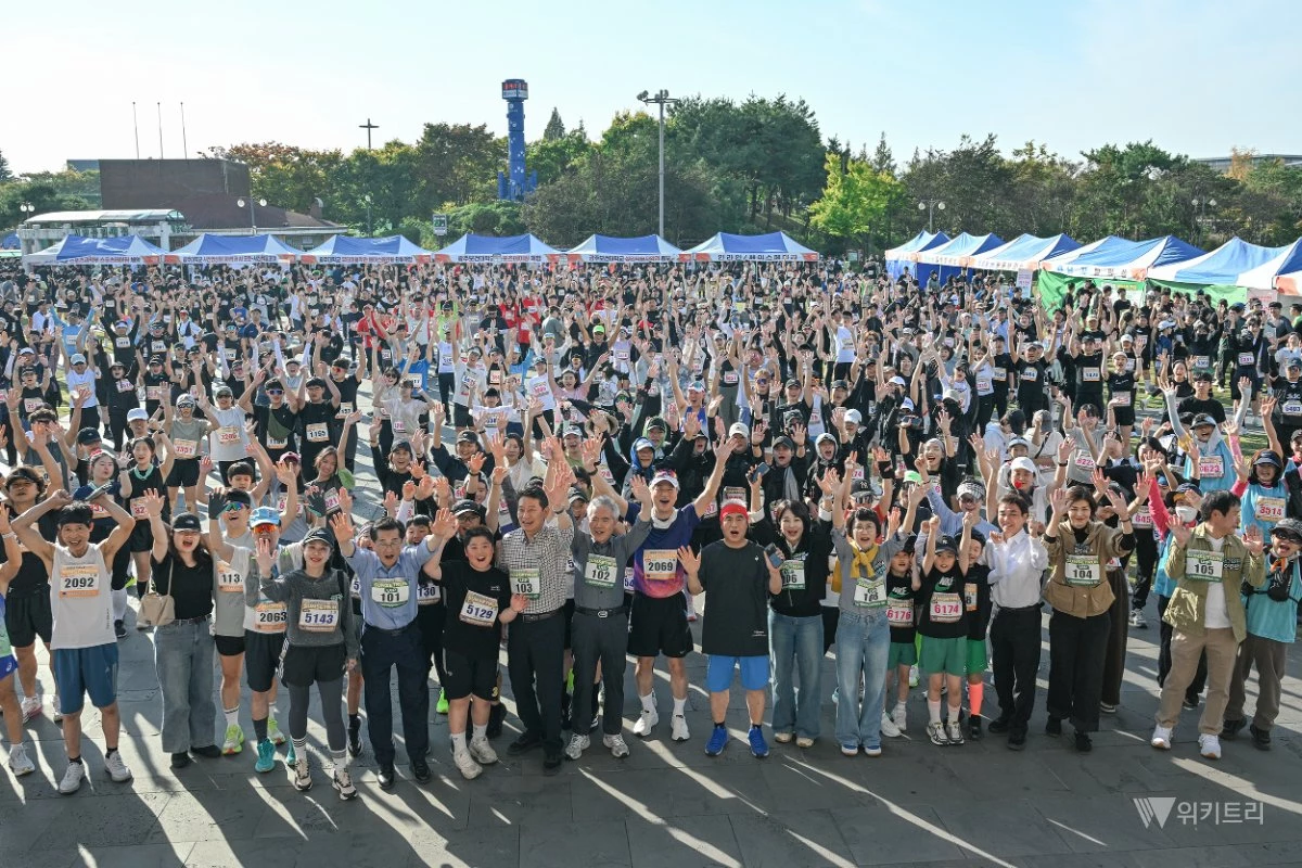김이강 전남광주통합특별시 서구청장이 17일 상무시민공원에서 열린 ‘억새노을마라톤’ 개회식에서 참석자들과 기념촬영을 하고 있다. 전남광주통합특별시 서구