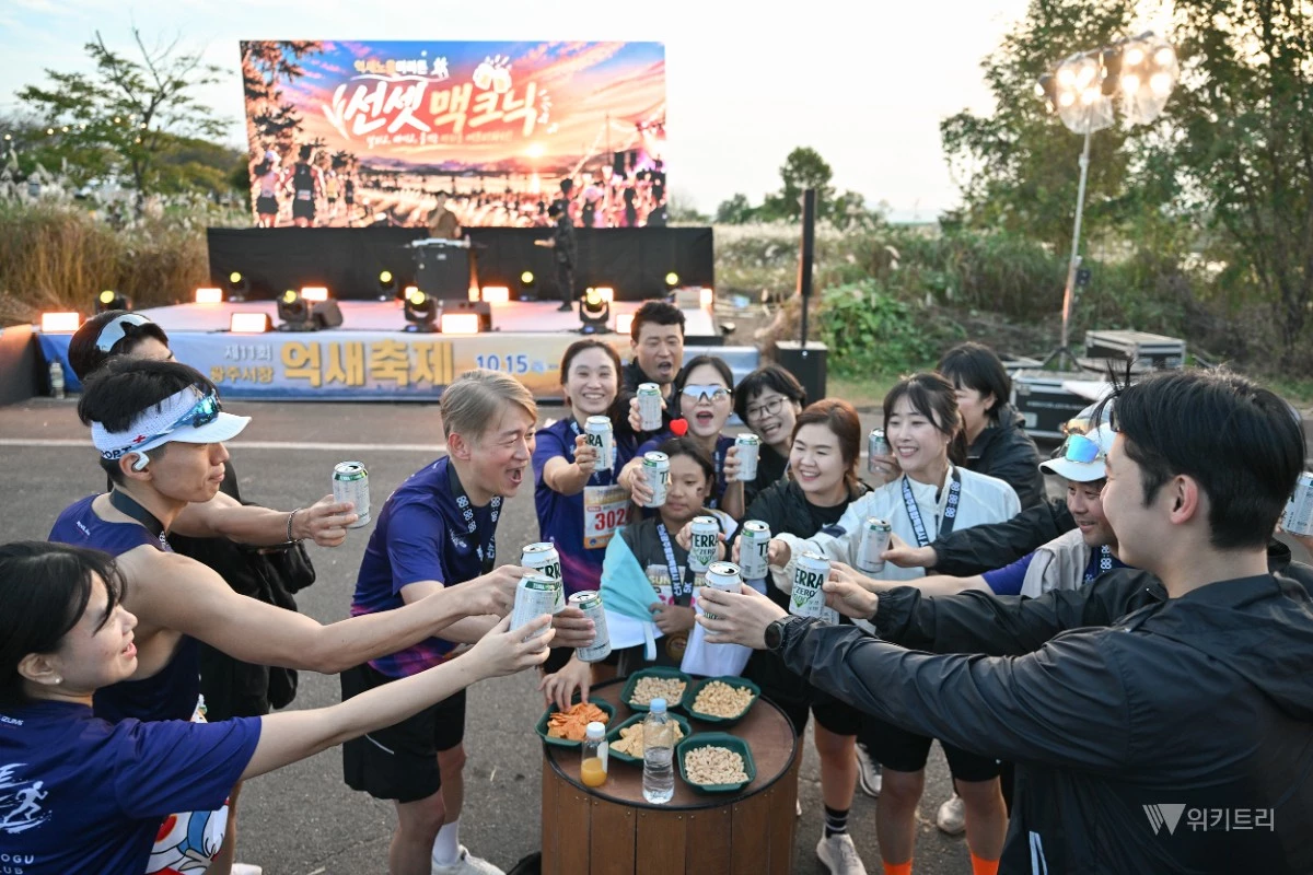 전남광주통합특별시 서구(구청장 김이강)는 17일 제11회 광주서창억새축제의 일환으로 은빛 억새와 붉게 물든 노을이 어우러진 가을 풍경 속에서 달리는 ‘억새노을마라톤’을 개최했다. ‘억새노을마라톤’은 10km와 5km 두 종목 참가자들이 상무시민공원에서 출발해 서창억새축제장까지 달리는 코스이며 완주 후에는 무알콜 맥주와 DJ공연 등 ‘맥크닉’까지 이어졌다. 전남광주통합특별시 서구
