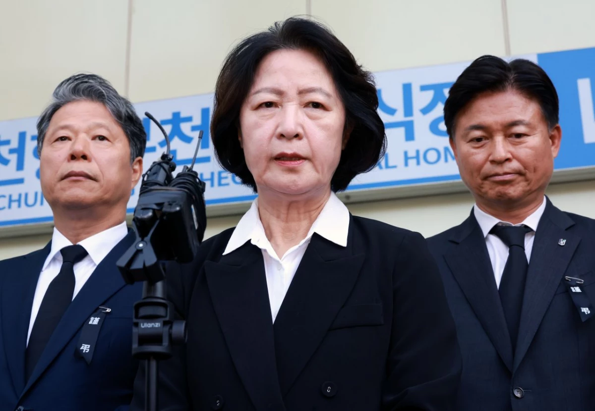 추미애 경기도지사가 지난 17일 경기 부천시 순천향대학교 병원 장례식장에서 부천 도장공장 화재 사망 소방관의 조문을 마친 뒤 기자회견을 하고 있다. / 뉴스1
